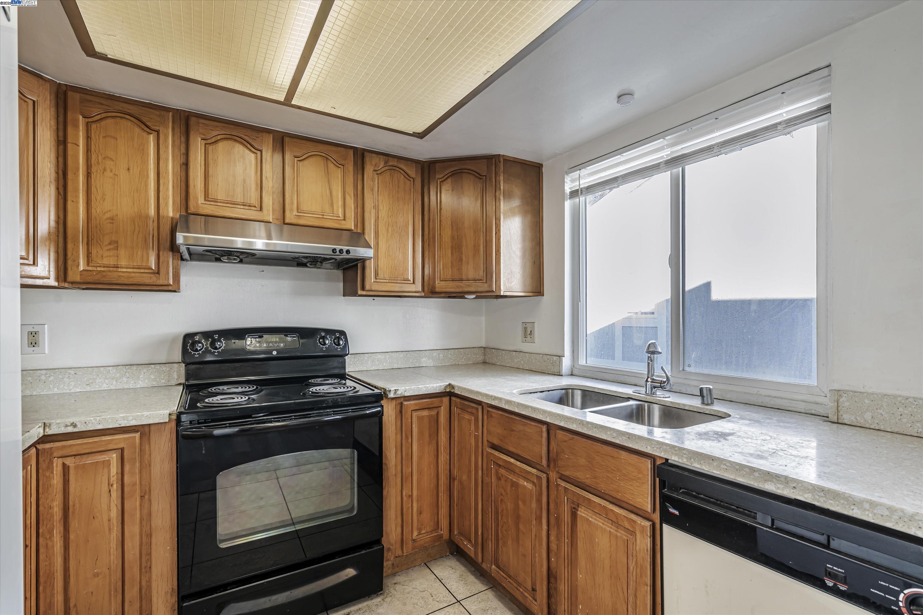 Detail Gallery Image 10 of 38 For 14065 Reed Ave, San Leandro,  CA 94578 - 2 Beds | 2 Baths