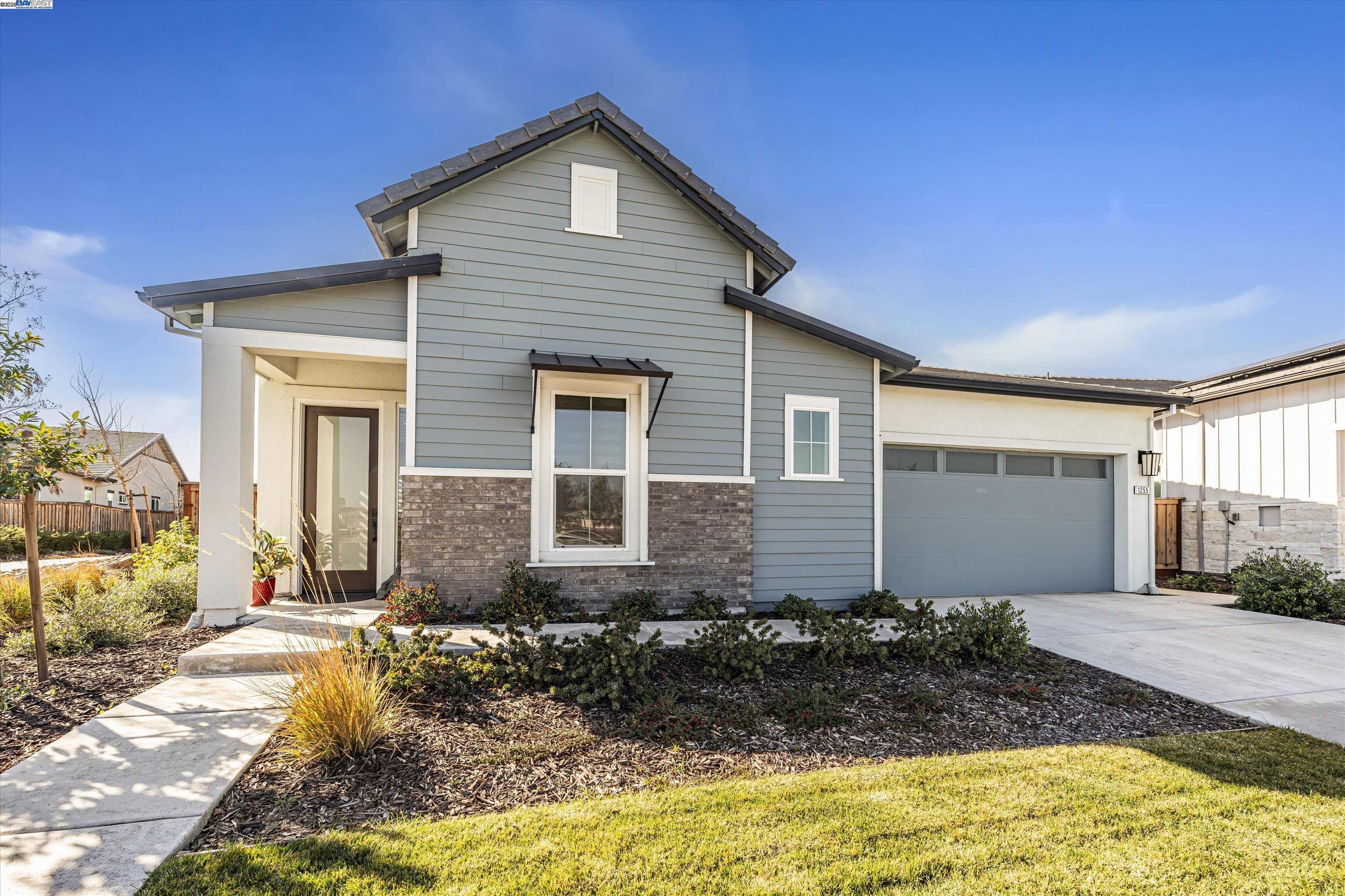 Detail Gallery Image 1 of 38 For 1255 Parkcrest Cir, Manteca,  CA 95336 - 3 Beds | 2/1 Baths