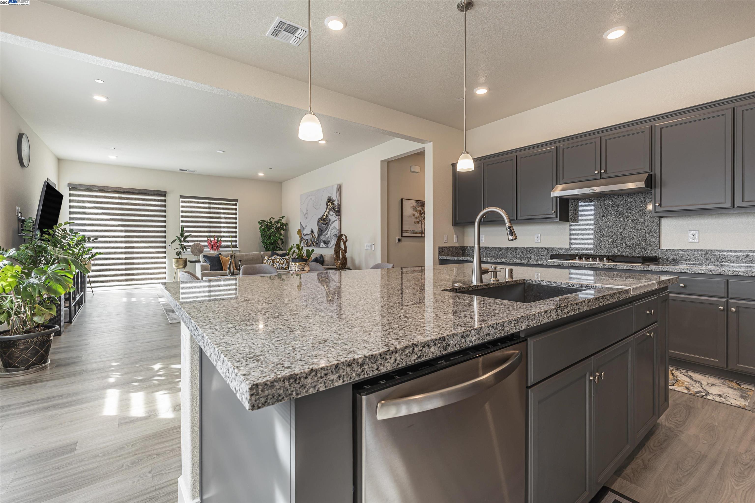 Detail Gallery Image 12 of 38 For 1255 Parkcrest Cir, Manteca,  CA 95336 - 3 Beds | 2/1 Baths