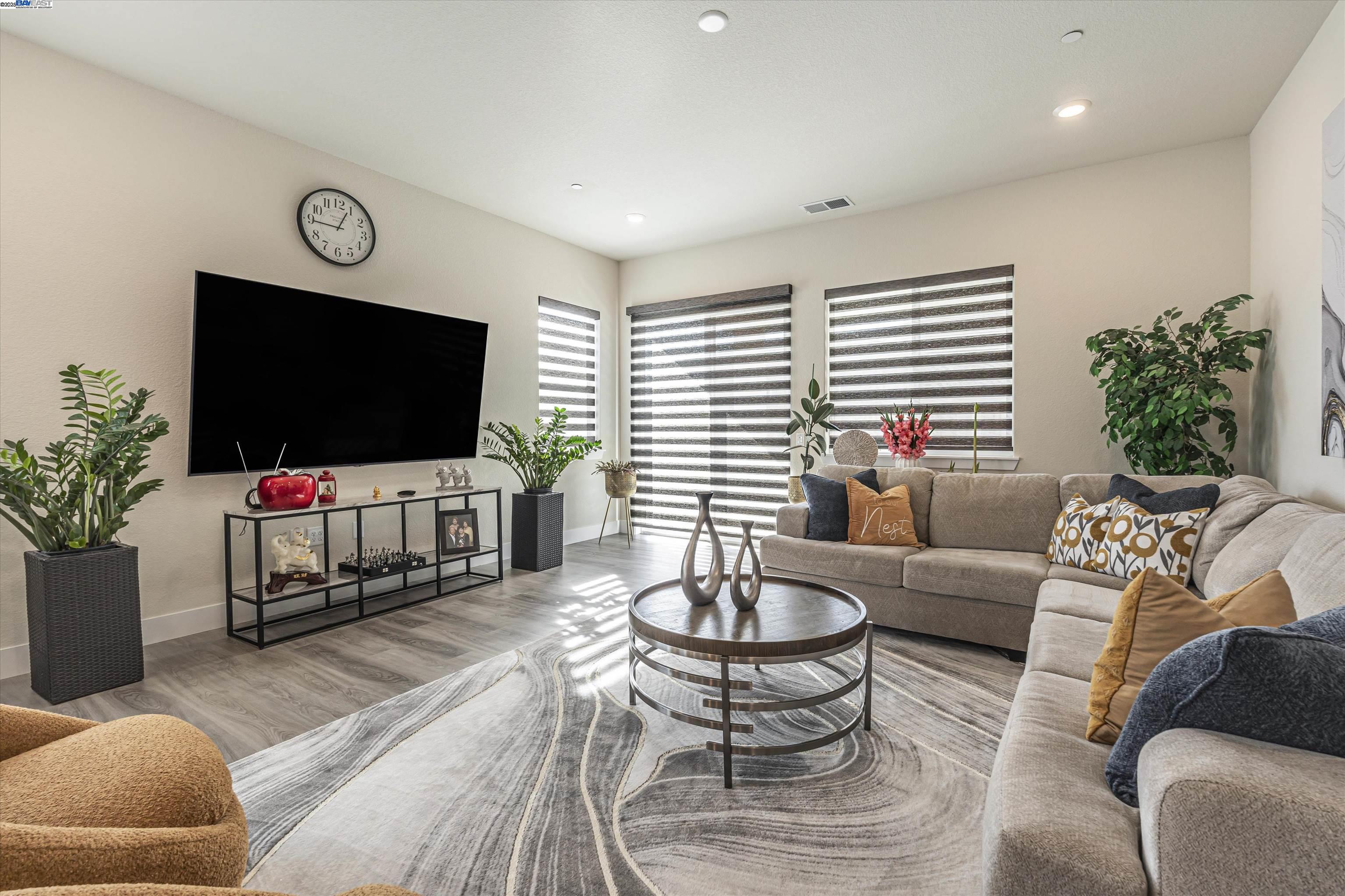 Detail Gallery Image 5 of 38 For 1255 Parkcrest Cir, Manteca,  CA 95336 - 3 Beds | 2/1 Baths