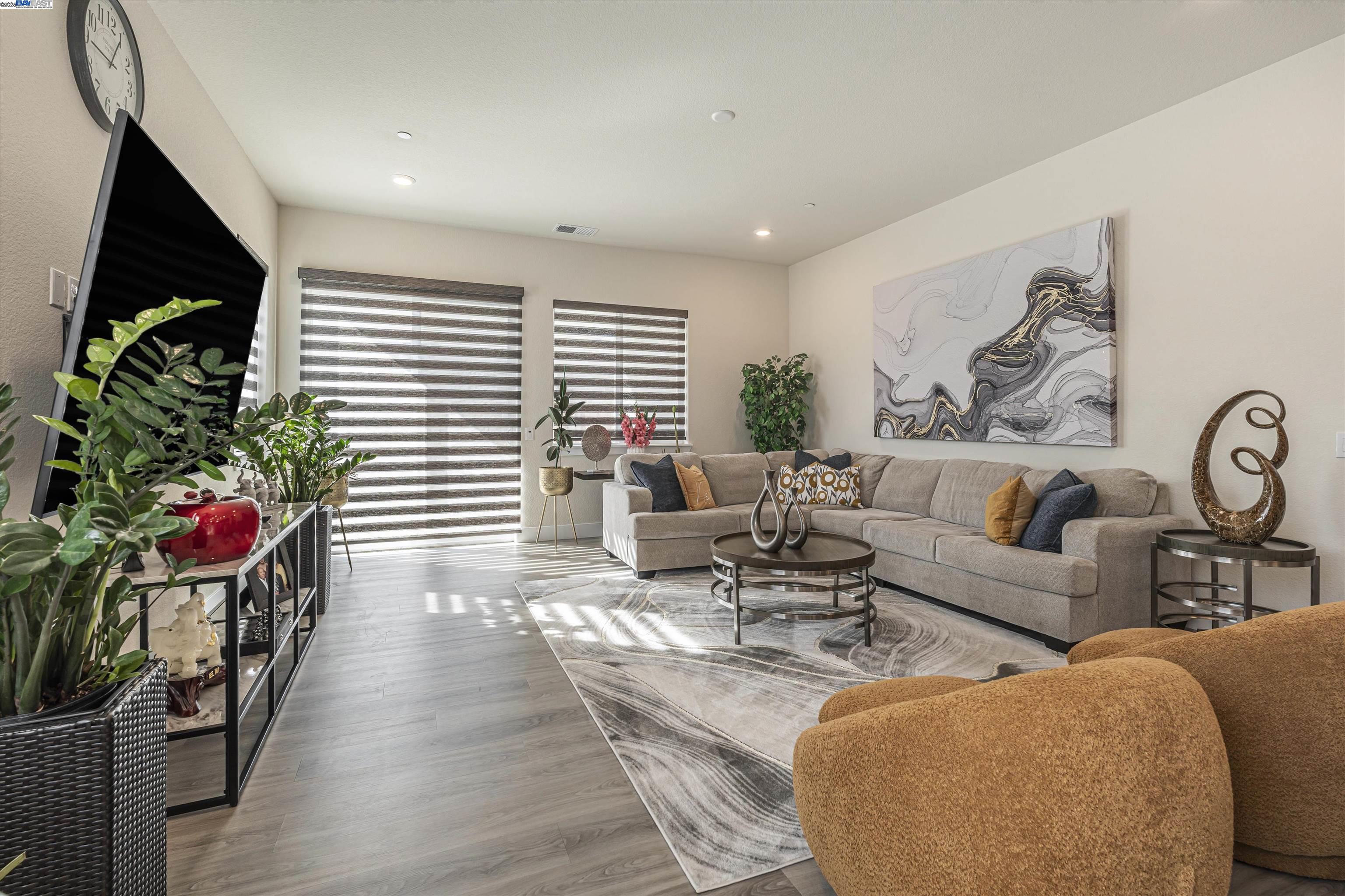 Detail Gallery Image 6 of 38 For 1255 Parkcrest Cir, Manteca,  CA 95336 - 3 Beds | 2/1 Baths