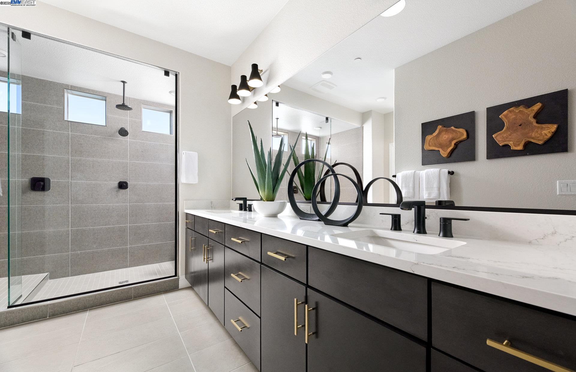 Detail Gallery Image 6 of 10 For Orso Grande Street, Manteca,  CA 95337 - 5 Beds | 3/1 Baths