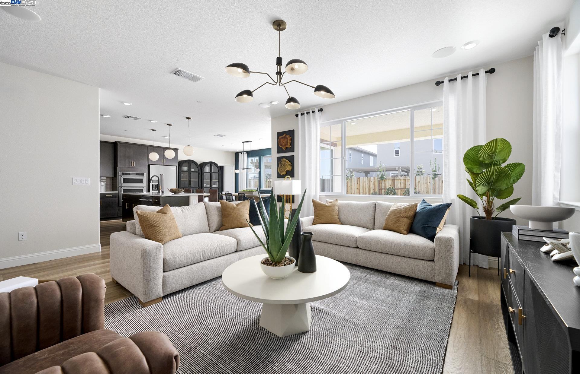 Detail Gallery Image 4 of 12 For Orso Grande Street, Manteca,  CA 95337 - 5 Beds | 3/1 Baths