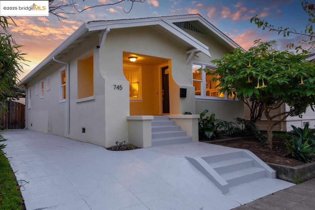 Detail Gallery Image 1 of 1 For 745 45th St, Oakland,  CA 94609 - 3 Beds | 1 Baths