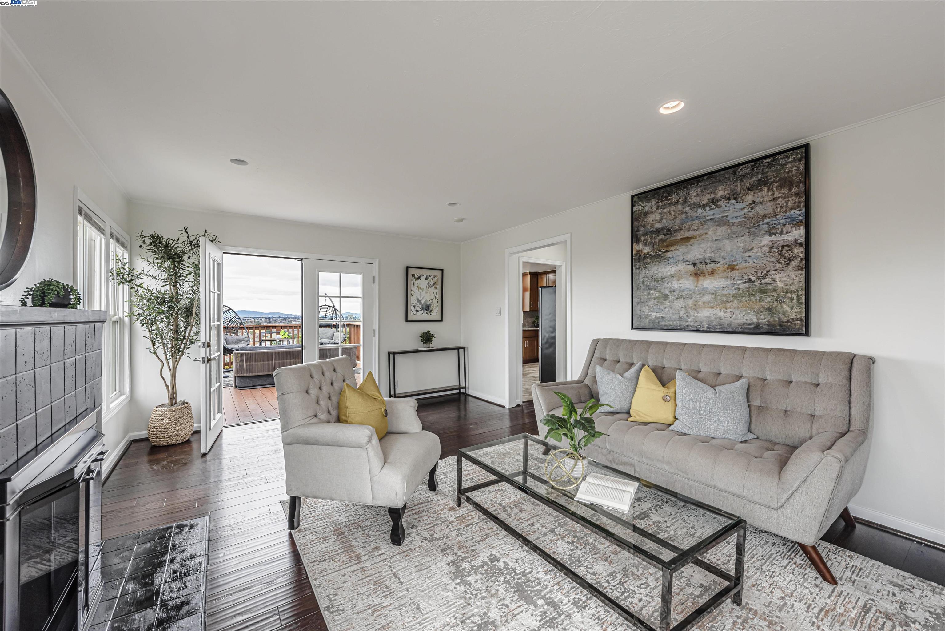Detail Gallery Image 2 of 35 For 9883 Lawlor St, Oakland,  CA 94605 - 4 Beds | 2 Baths