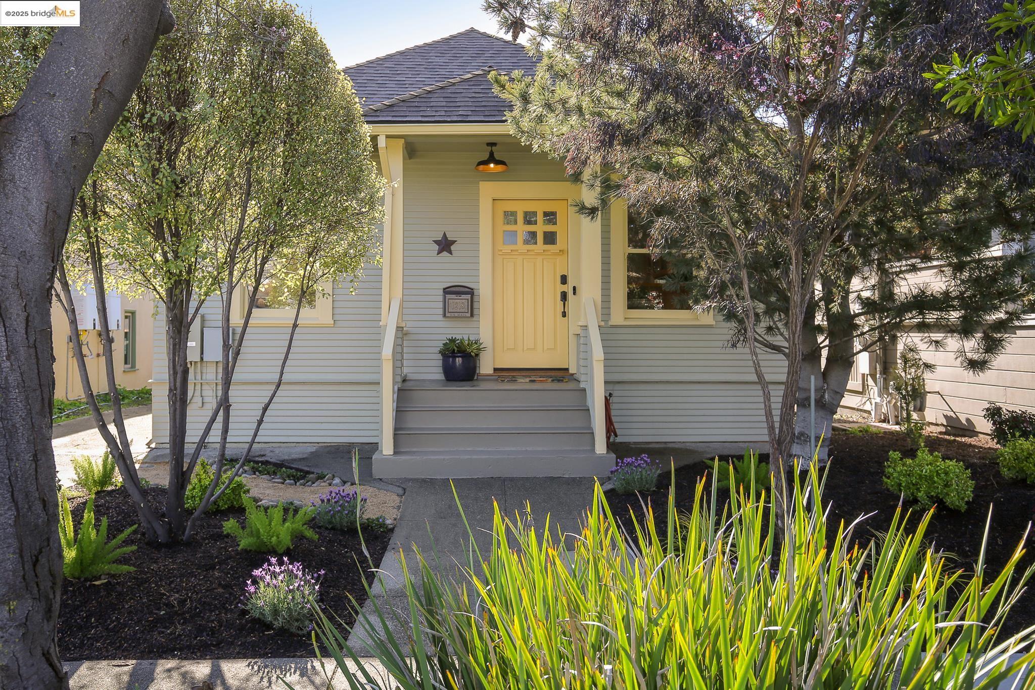 Detail Gallery Image 1 of 1 For 1218 Burnett St, Berkeley,  CA 94702 - 3 Beds | 1 Baths
