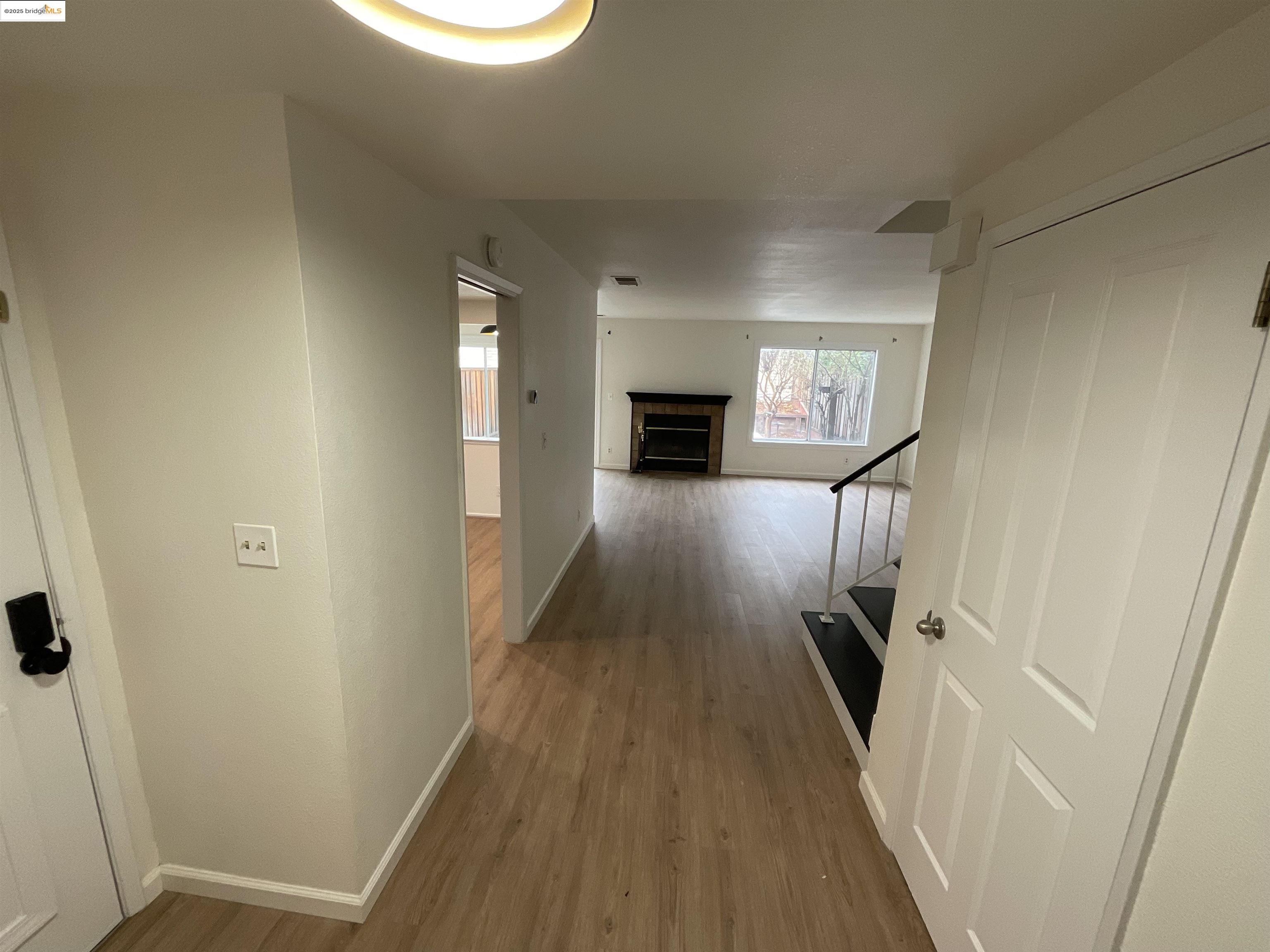 Detail Gallery Image 2 of 16 For 131 Pelican Loop, Pittsburg,  CA 94565 - 4 Beds | 2/1 Baths