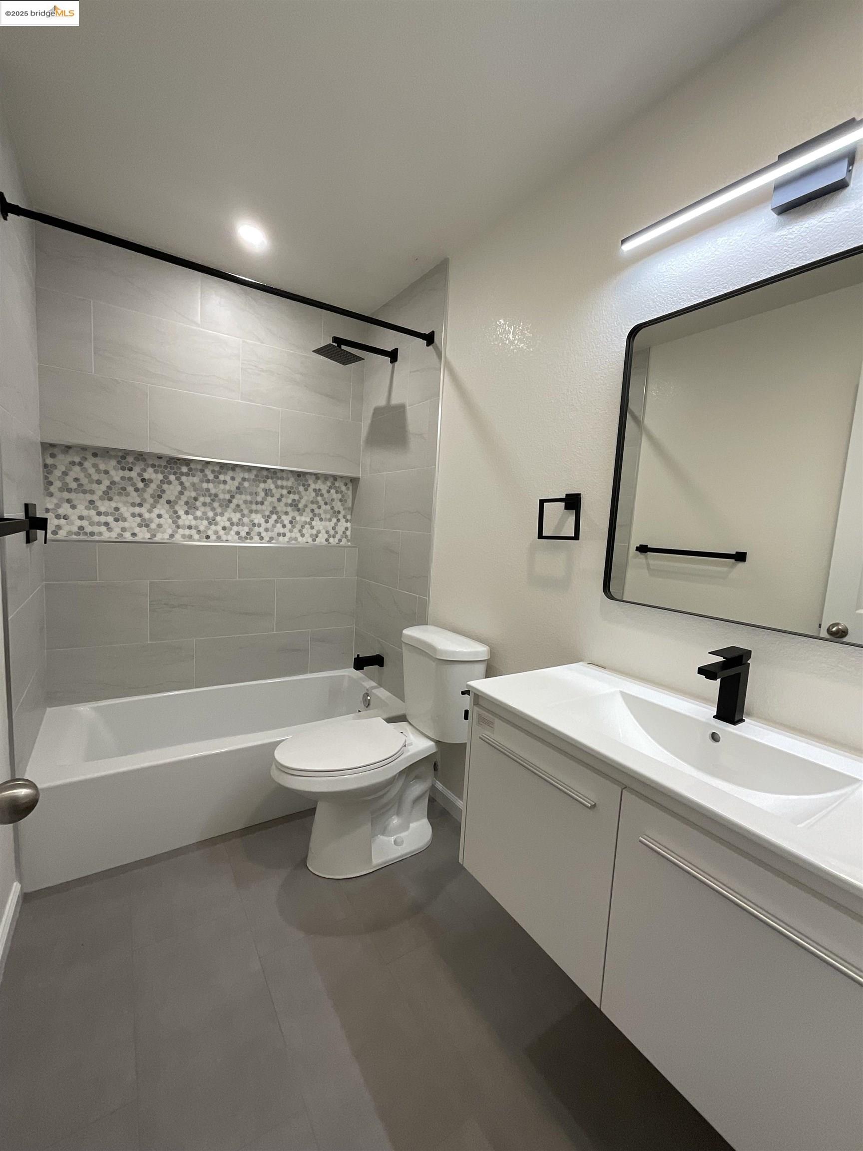 Detail Gallery Image 13 of 16 For 131 Pelican Loop, Pittsburg,  CA 94565 - 4 Beds | 2/1 Baths