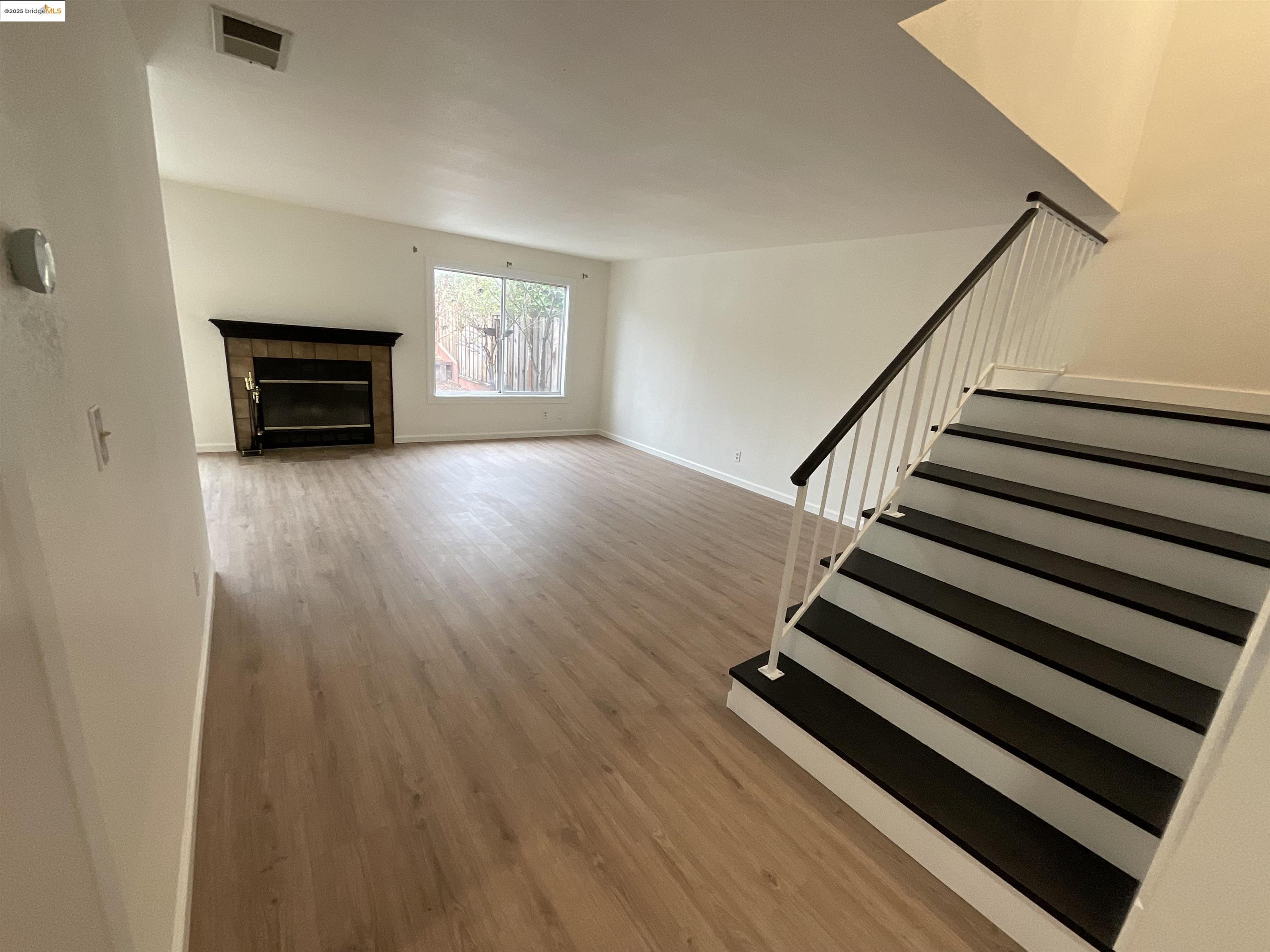 Detail Gallery Image 3 of 16 For 131 Pelican Loop, Pittsburg,  CA 94565 - 4 Beds | 2/1 Baths
