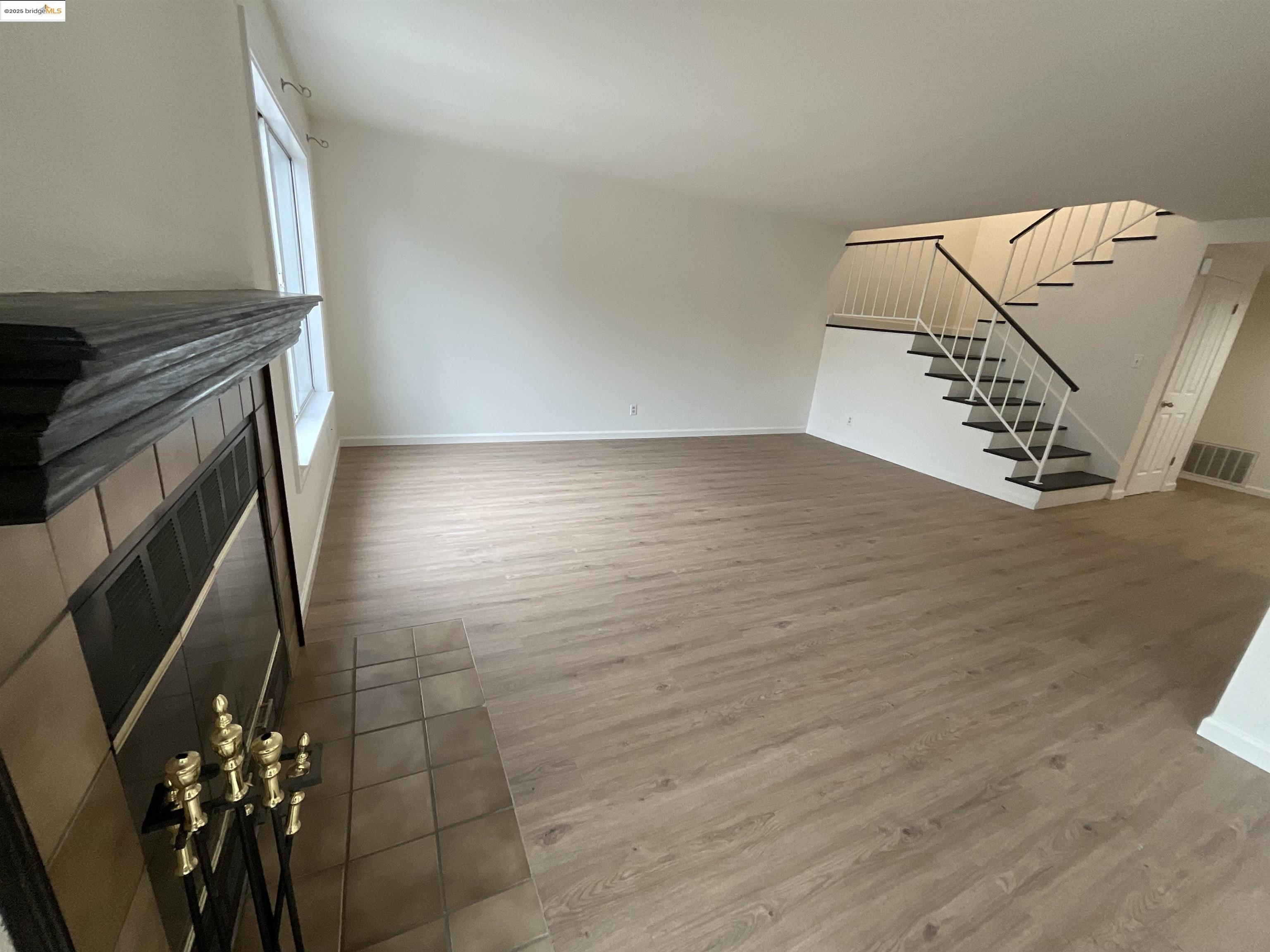 Detail Gallery Image 4 of 16 For 131 Pelican Loop, Pittsburg,  CA 94565 - 4 Beds | 2/1 Baths
