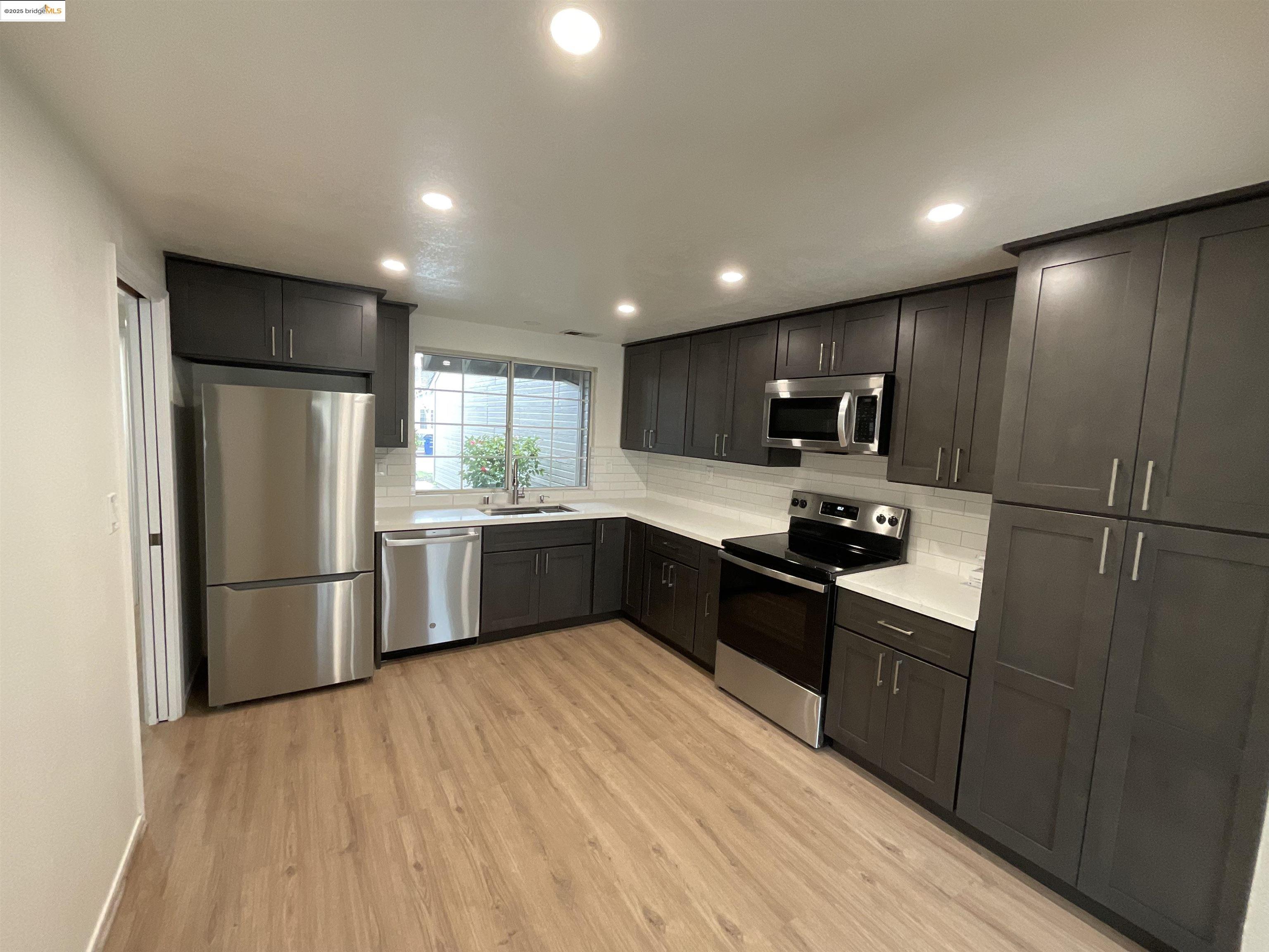 Detail Gallery Image 5 of 16 For 131 Pelican Loop, Pittsburg,  CA 94565 - 4 Beds | 2/1 Baths