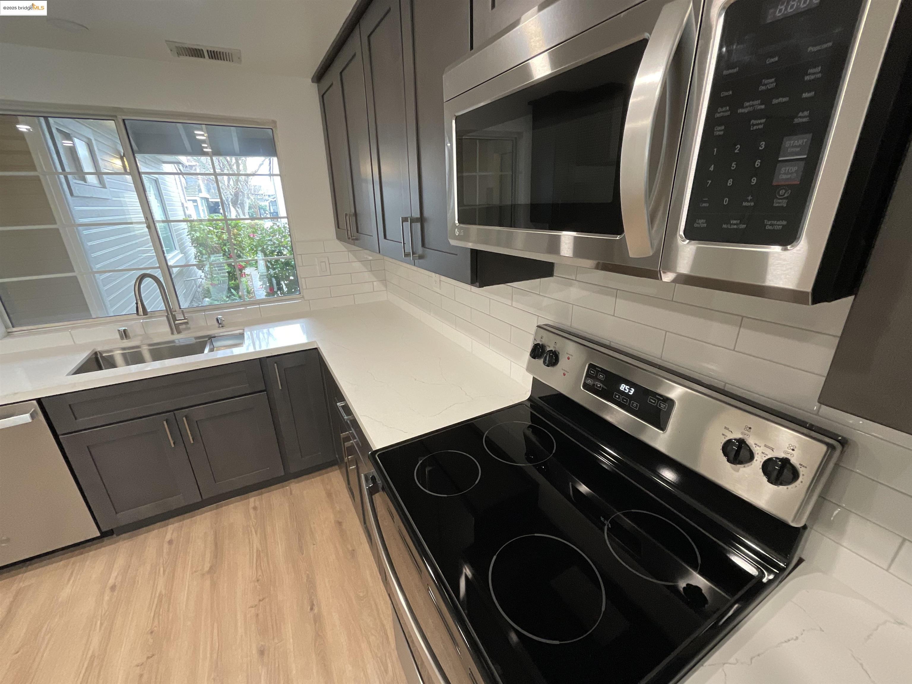Detail Gallery Image 6 of 16 For 131 Pelican Loop, Pittsburg,  CA 94565 - 4 Beds | 2/1 Baths