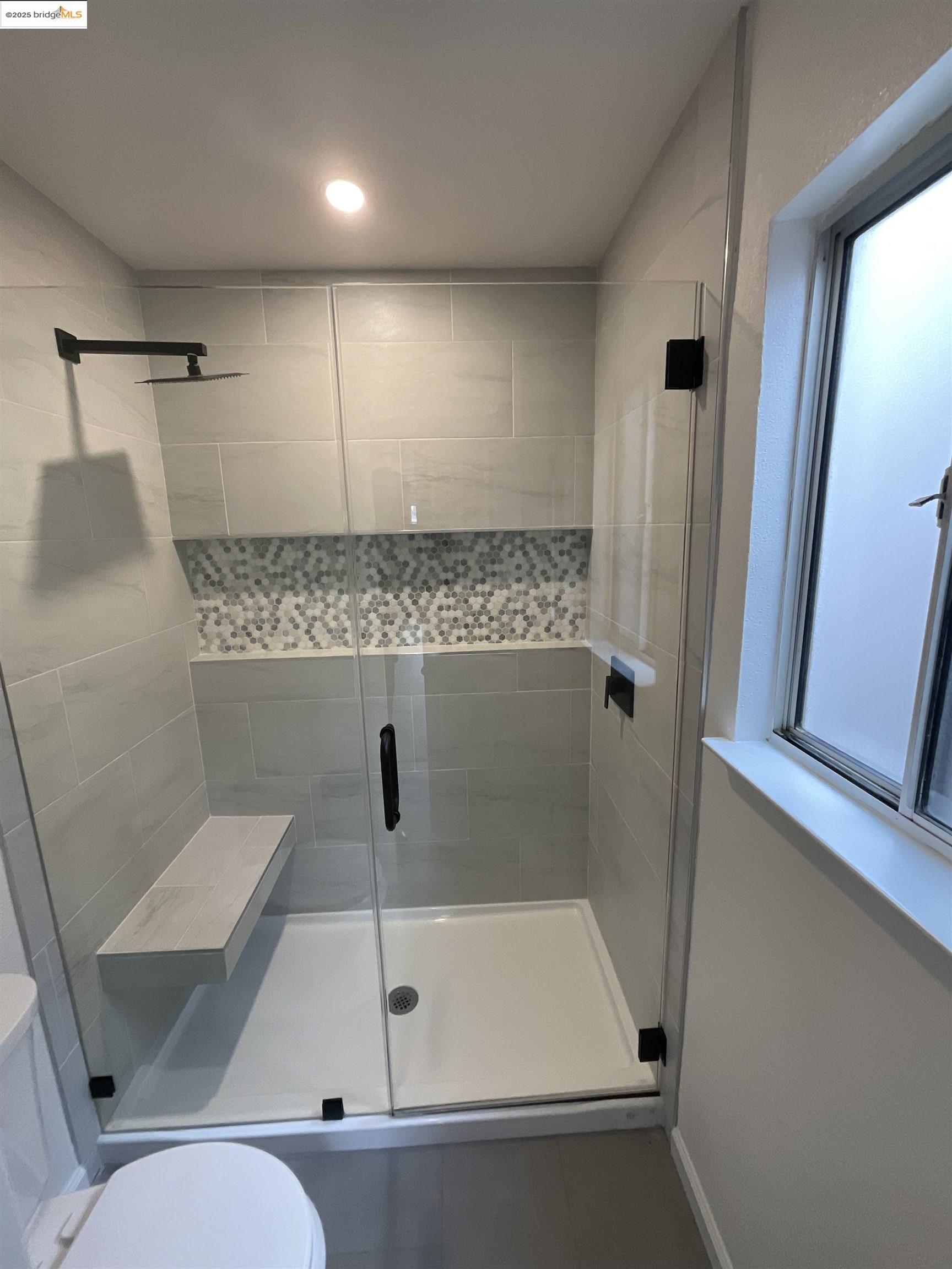 Detail Gallery Image 10 of 16 For 131 Pelican Loop, Pittsburg,  CA 94565 - 4 Beds | 2/1 Baths
