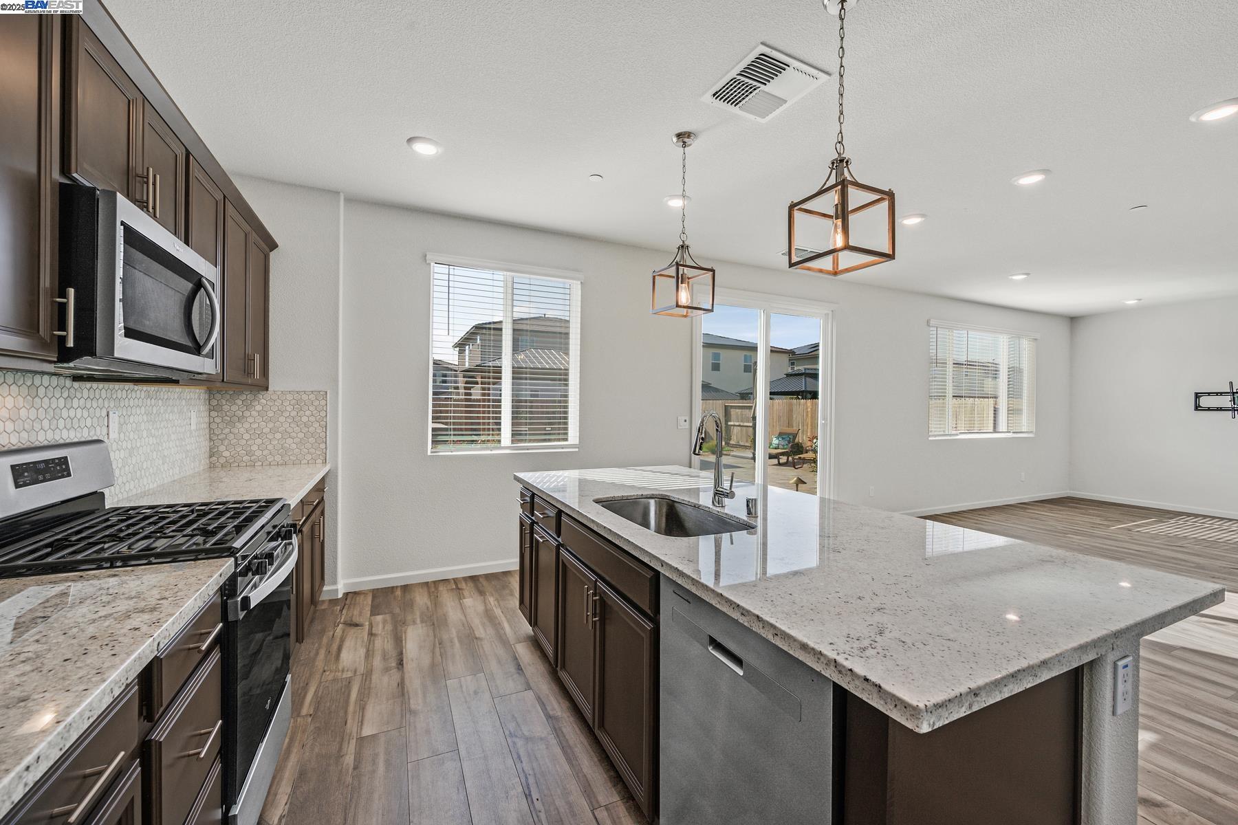 Detail Gallery Image 8 of 22 For 3102 Feather Rd, Manteca,  CA 95377 - 3 Beds | 2/1 Baths