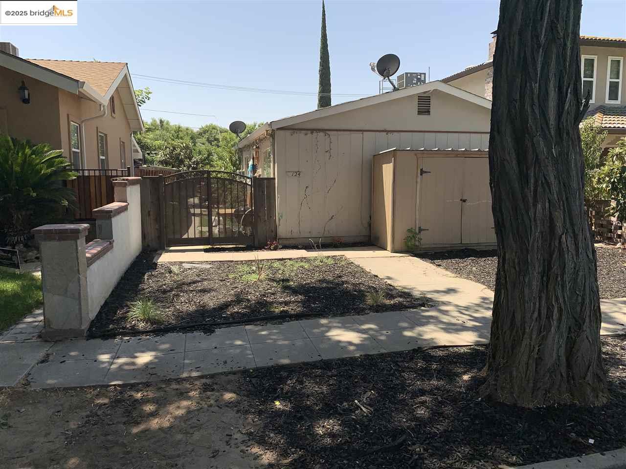 Detail Gallery Image 1 of 11 For 124 W 8th St #B,  Tracy,  CA 95376 - 2 Beds | 1 Baths
