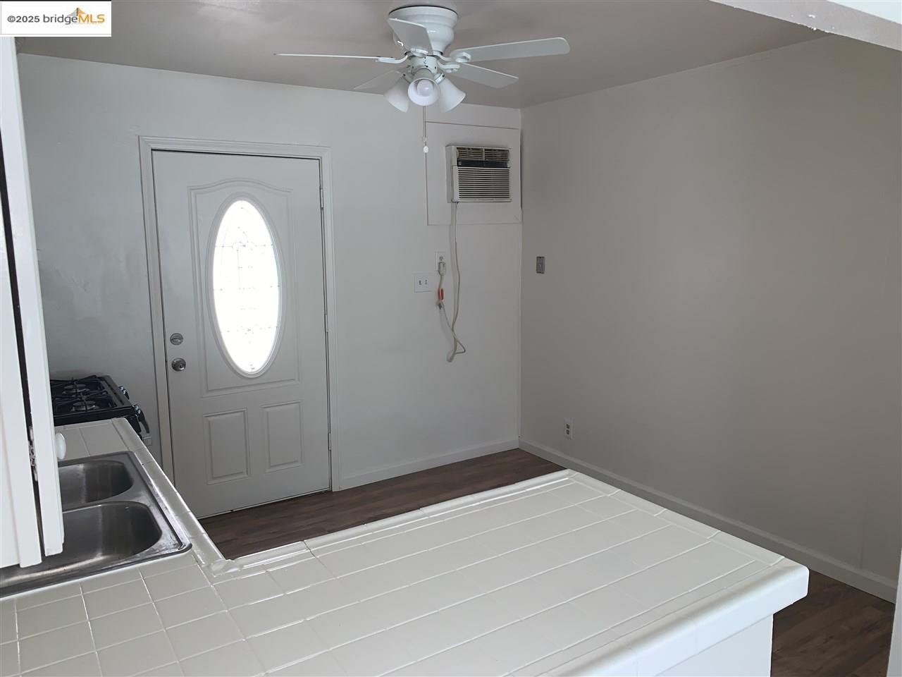 Detail Gallery Image 3 of 11 For 124 W 8th St #B,  Tracy,  CA 95376 - 2 Beds | 1 Baths
