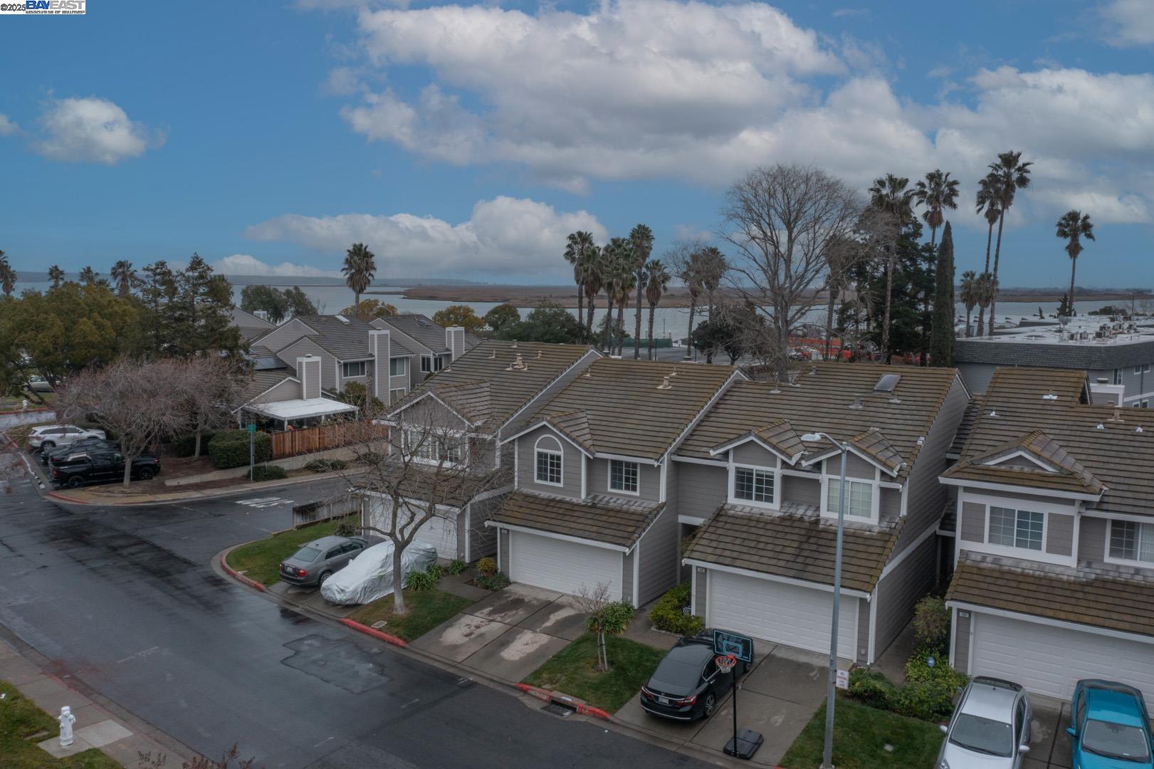 Detail Gallery Image 2 of 19 For 211 Pelican Loop, Pittsburg,  CA 94565 - 3 Beds | 2/1 Baths