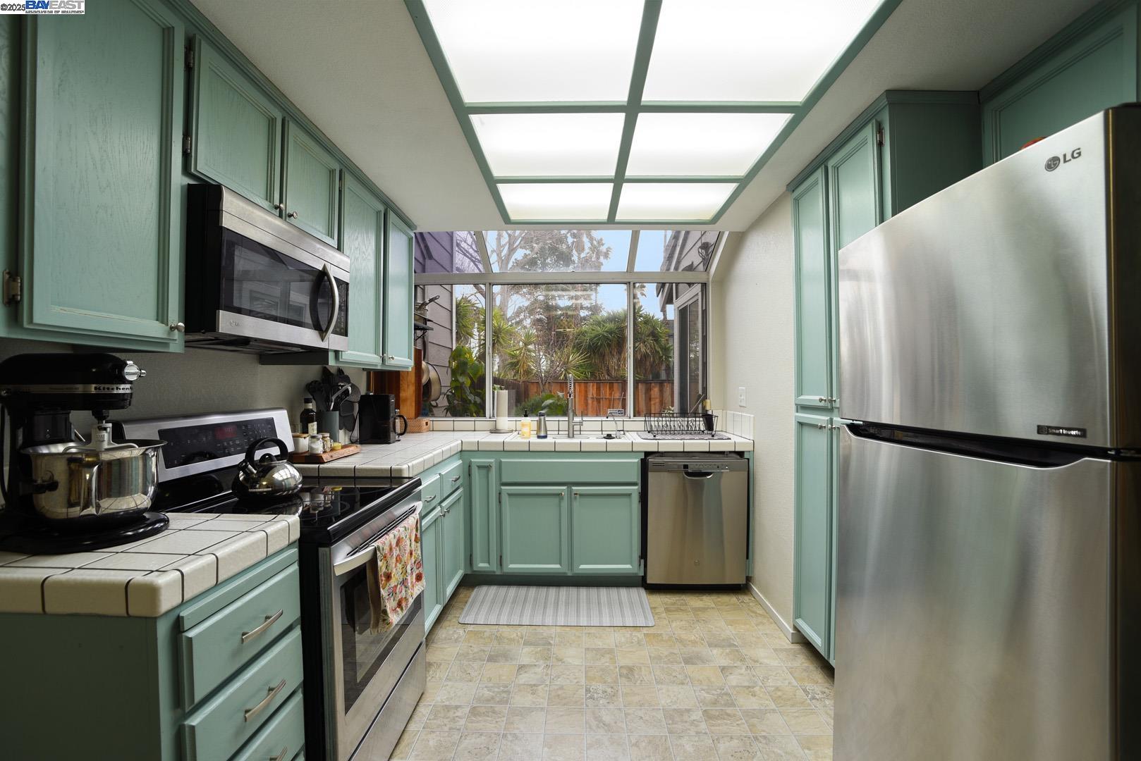 Detail Gallery Image 17 of 19 For 211 Pelican Loop, Pittsburg,  CA 94565 - 3 Beds | 2/1 Baths