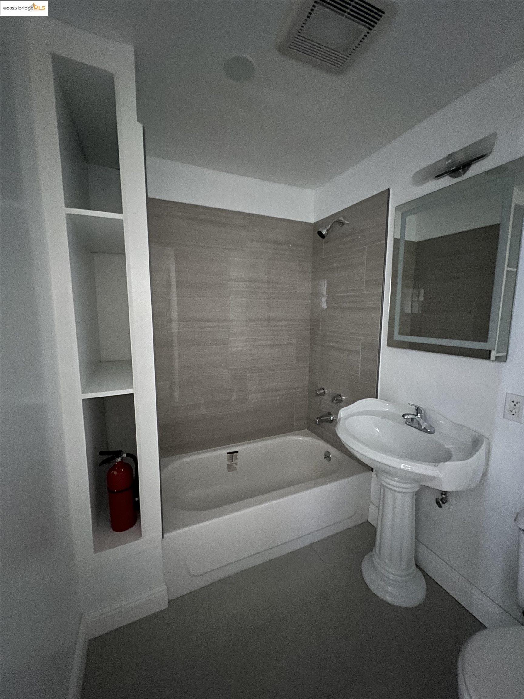 Detail Gallery Image 7 of 7 For 3244 Ellis St #D,  Berkeley,  CA 94703 - 2 Beds | 1 Baths
