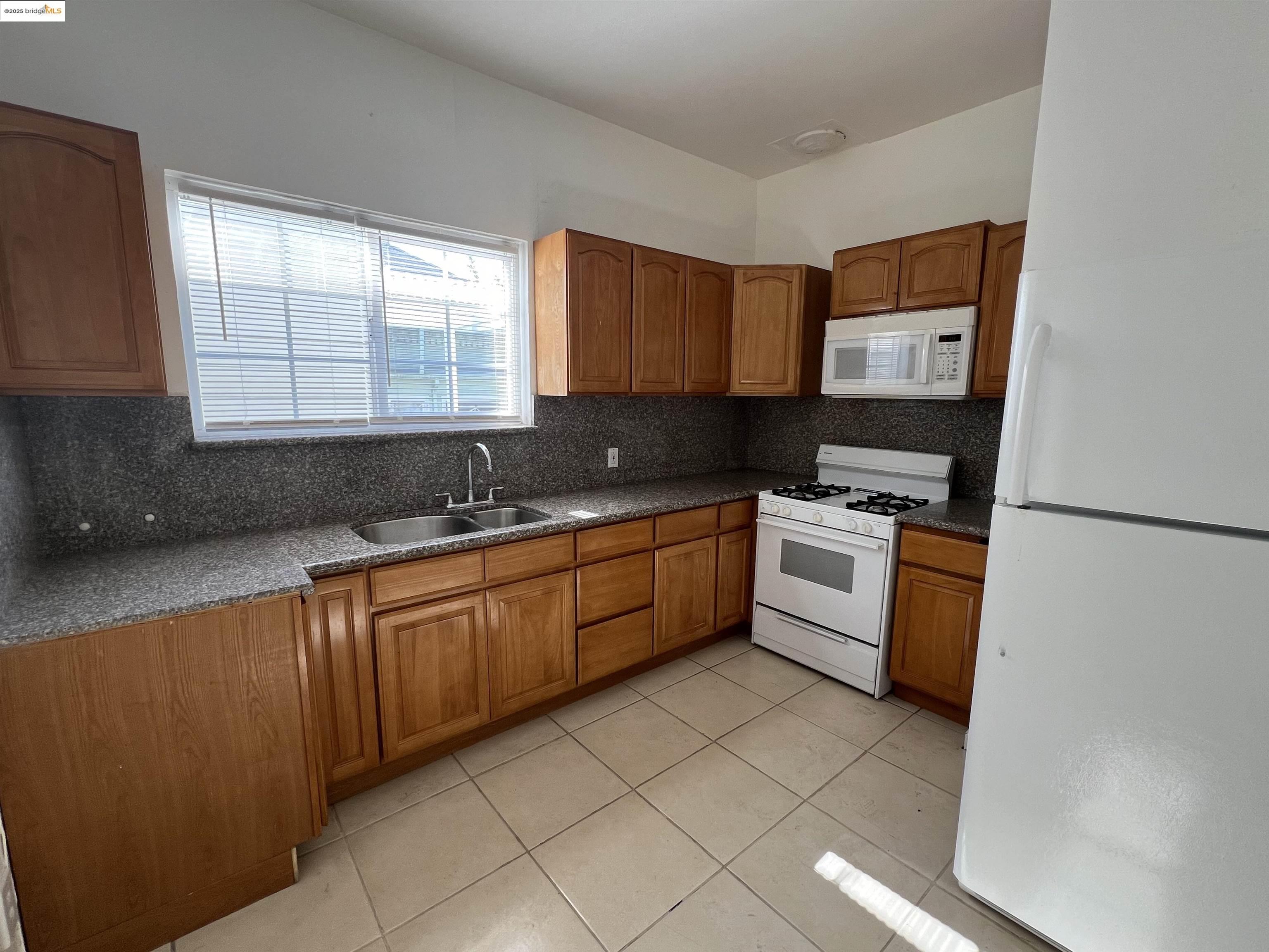 3244 ELLIS ST # C, Berkeley, California 94703, 2 Bedrooms Bedrooms, 5 Rooms Rooms,1 BathroomBathrooms,Residential Lease,For Rent,3244 ELLIS ST # C,41085005