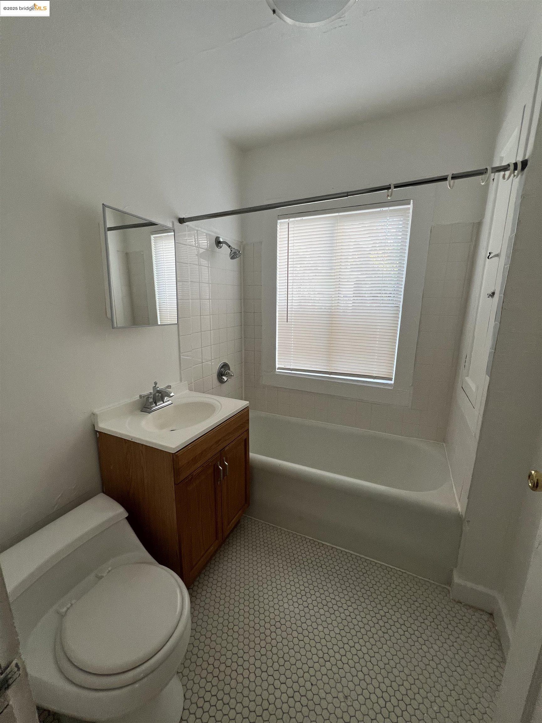 1725 ALCATRAZ AVE, Berkeley, California 94703, 1 Bedroom Bedrooms, 4 Rooms Rooms,1 BathroomBathrooms,Residential Lease,For Rent,1725 ALCATRAZ AVE,41085010