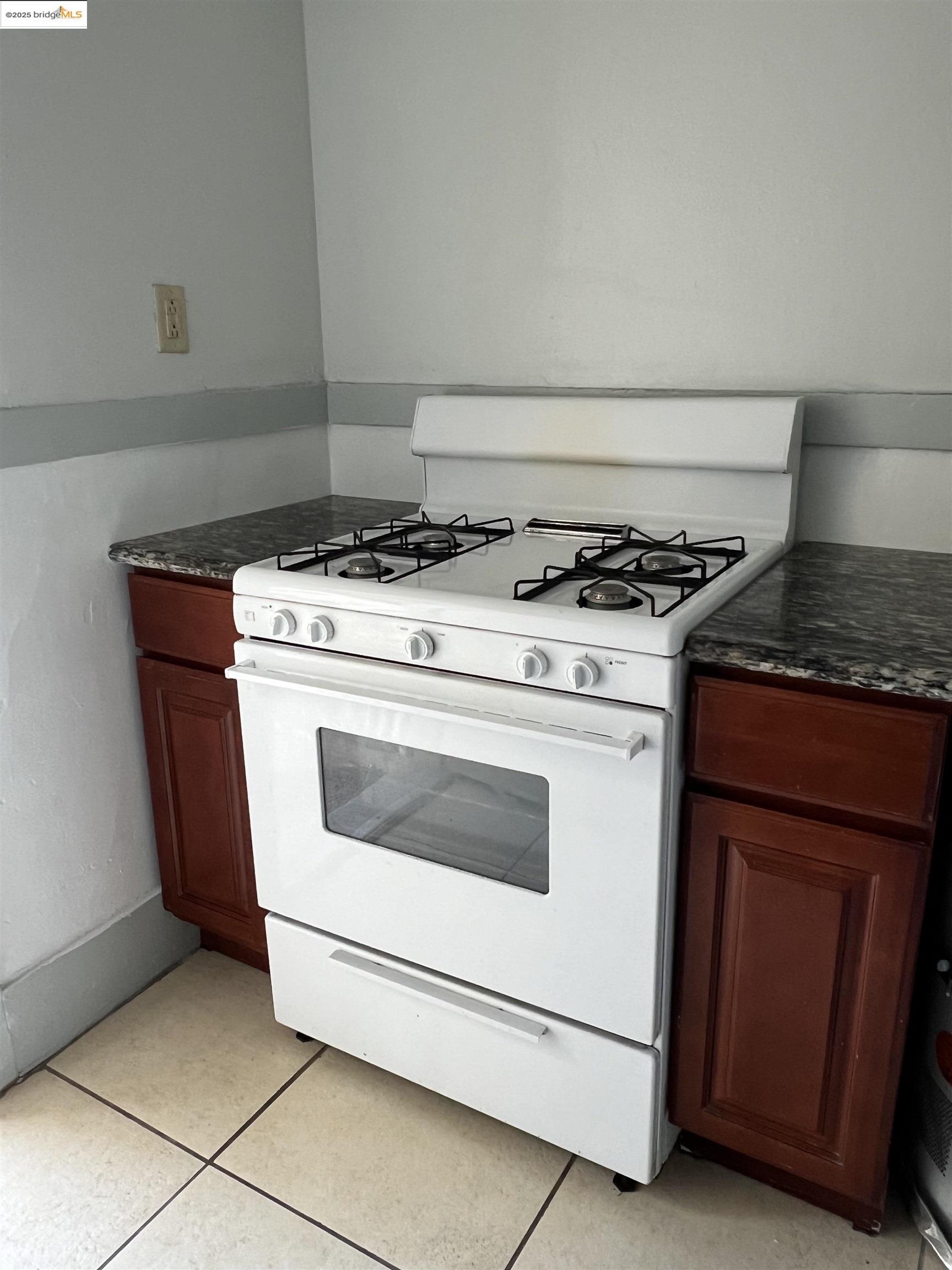 Detail Gallery Image 4 of 5 For 1727 Alcatraz Ave, Berkeley,  CA 94703 - 1 Beds | 1 Baths