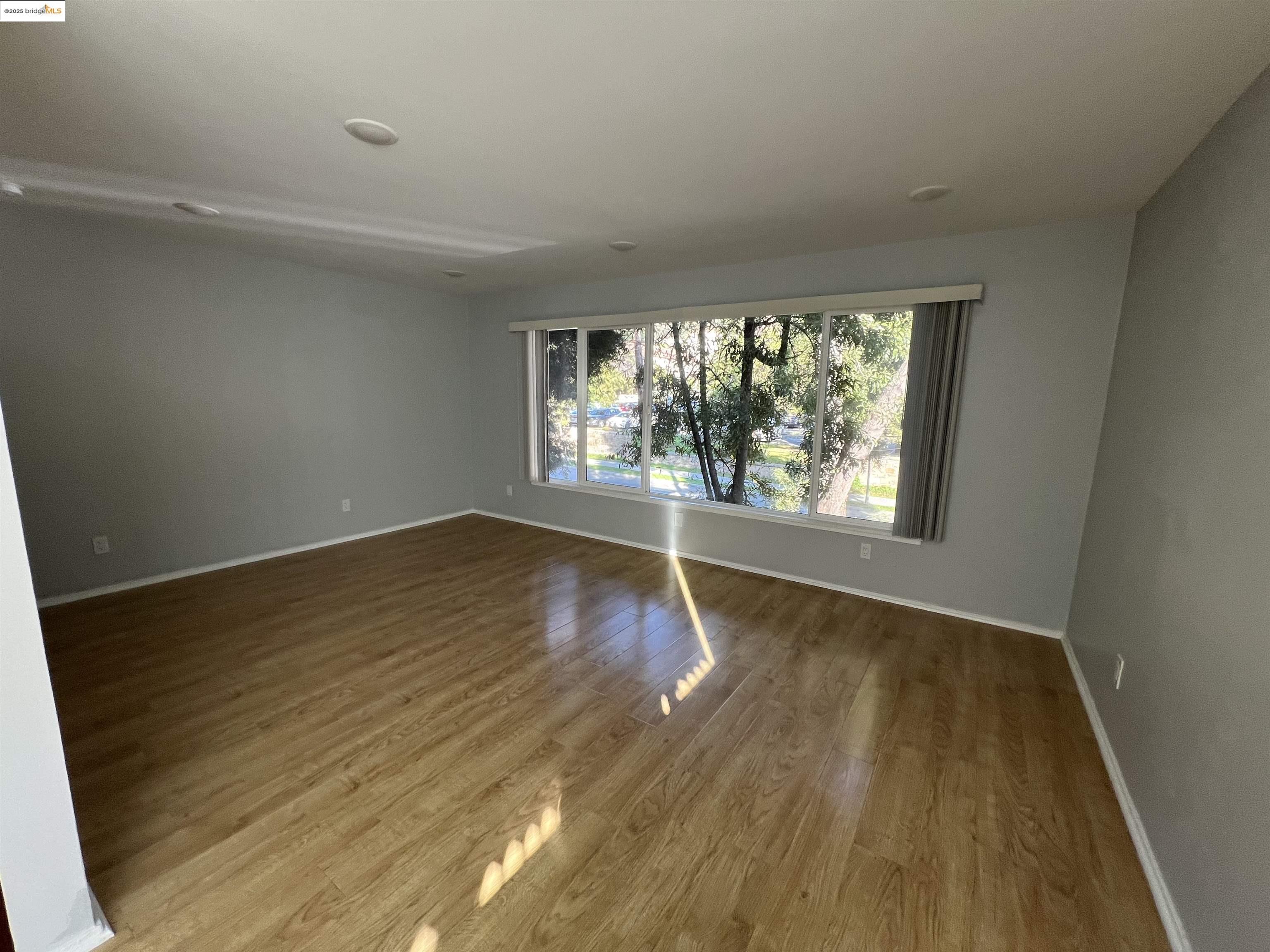 Detail Gallery Image 1 of 10 For 2636 Warring St #204,  Berkeley,  CA 94704 - 2 Beds | 1 Baths