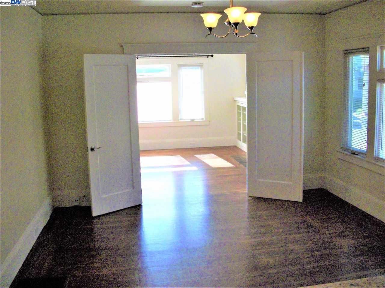 836 52nd St # A, Oakland, California 94608, 2 Bedrooms Bedrooms, 5 Rooms Rooms,1 BathroomBathrooms,Residential Lease,For Rent,836 52nd St # A,41085014