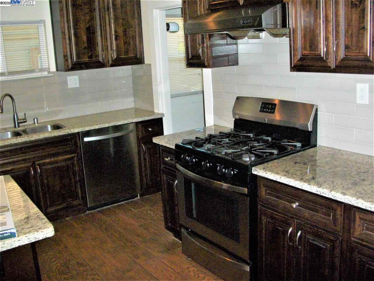836 52nd St # A, Oakland, California 94608, 2 Bedrooms Bedrooms, 5 Rooms Rooms,1 BathroomBathrooms,Residential Lease,For Rent,836 52nd St # A,41085014