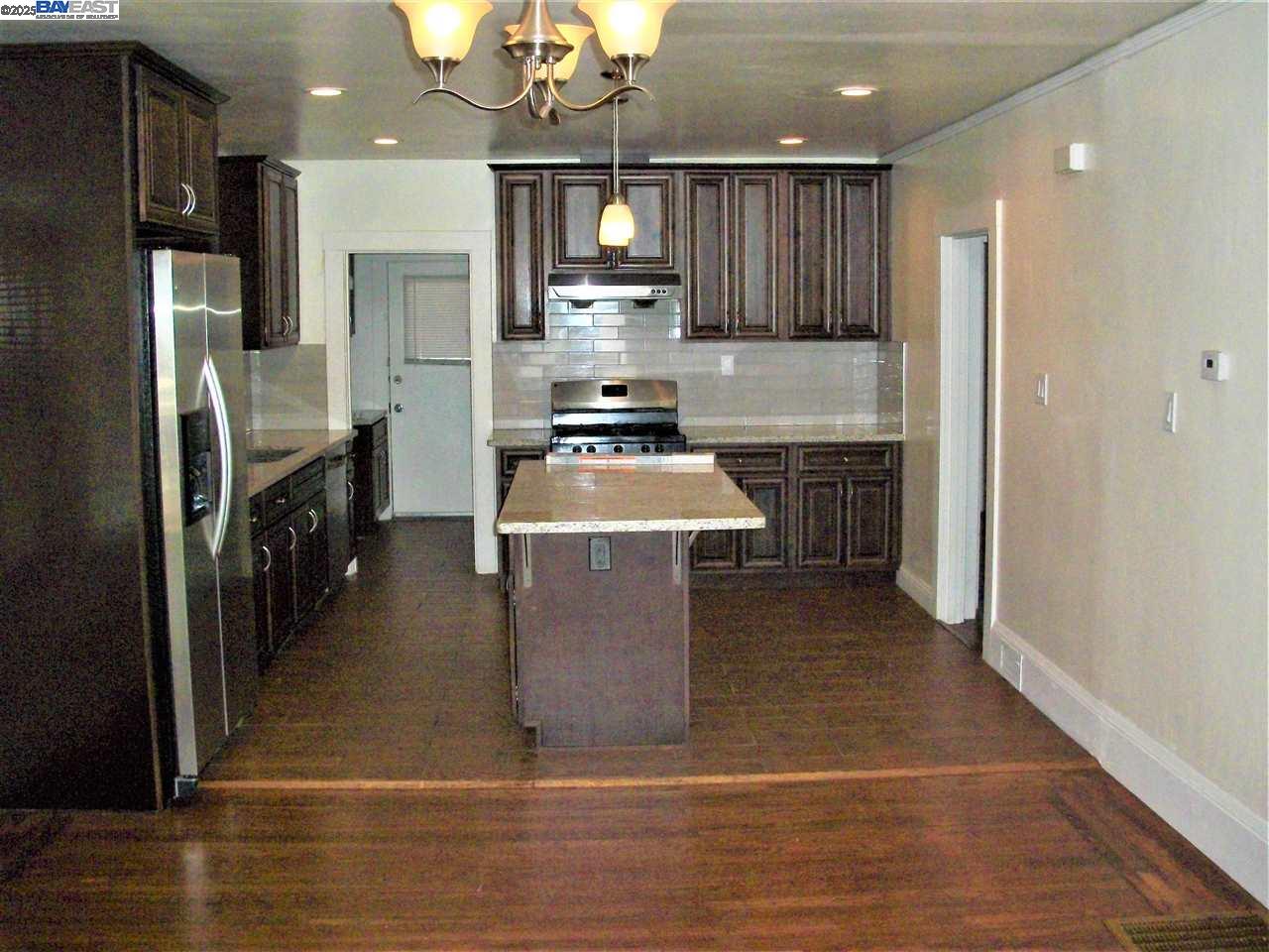 836 52nd St # A, Oakland, California 94608, 2 Bedrooms Bedrooms, 5 Rooms Rooms,1 BathroomBathrooms,Residential Lease,For Rent,836 52nd St # A,41085014