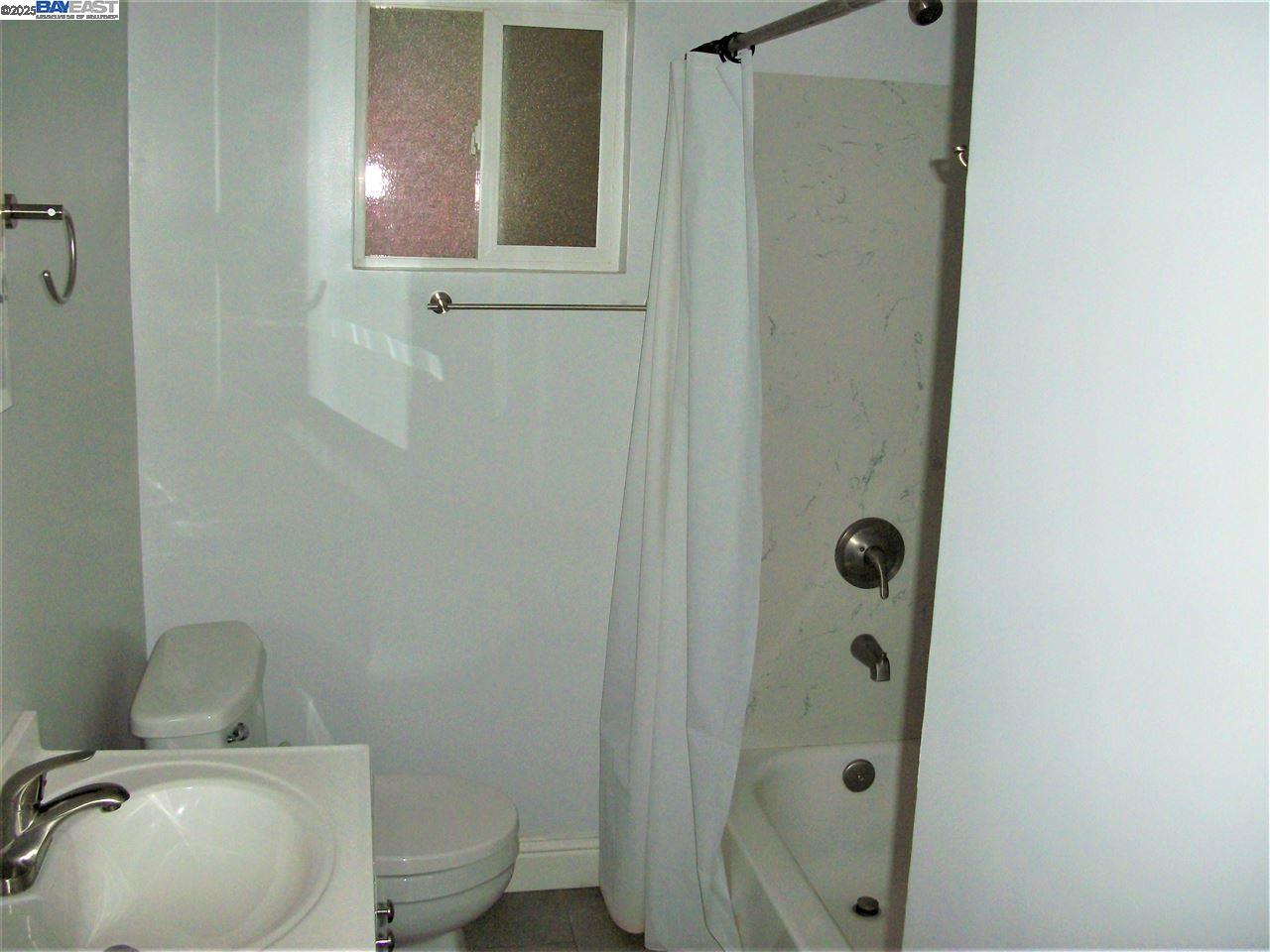 836 52nd St # A, Oakland, California 94608, 2 Bedrooms Bedrooms, 5 Rooms Rooms,1 BathroomBathrooms,Residential Lease,For Rent,836 52nd St # A,41085014