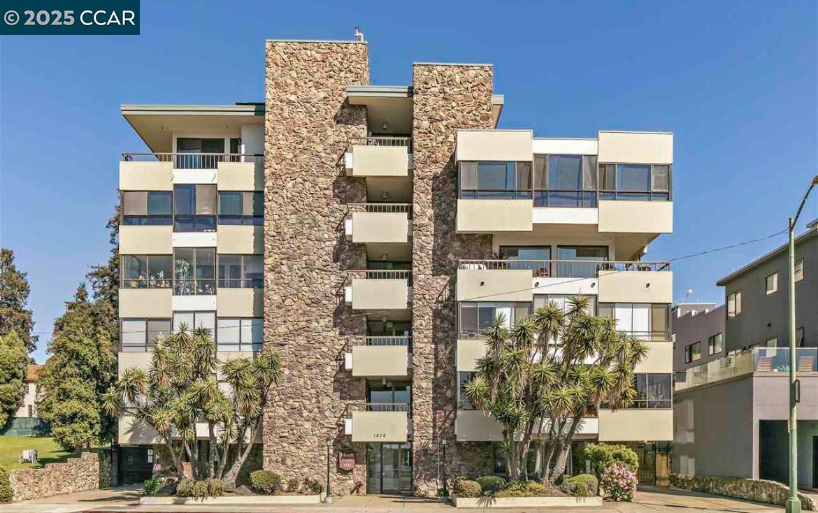 More Details about MLS # 41085040 : 1830 LAKESHORE AVE # 408