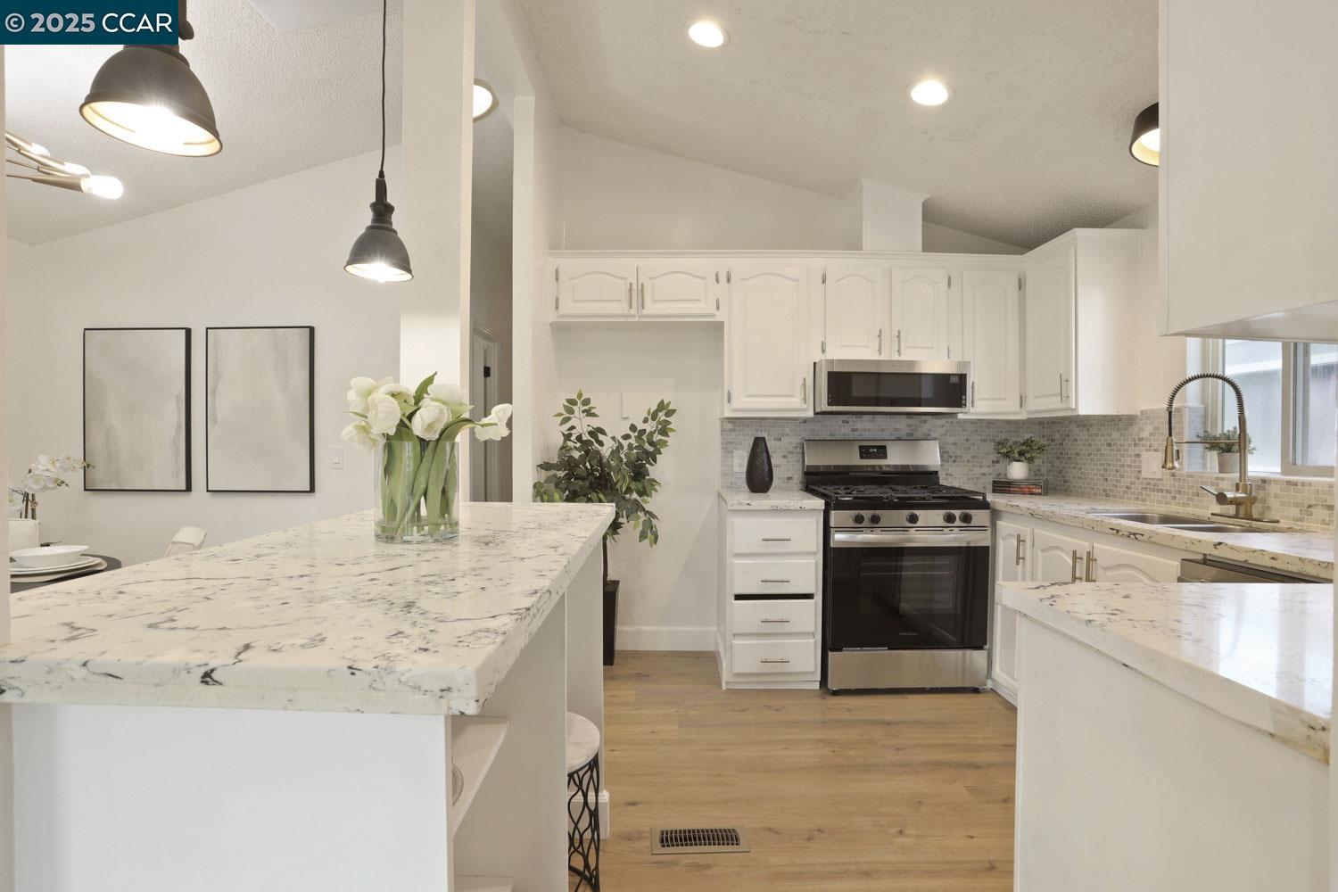 Detail Gallery Image 2 of 41 For 3015 E Bayshore Road #353,  Redwood City,  CA 94063-4147 - 2 Beds | 2 Baths