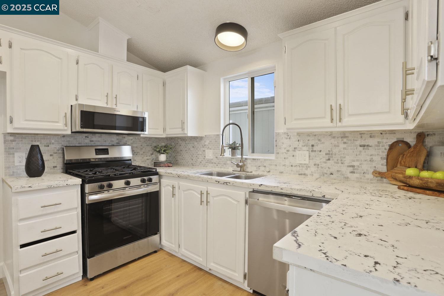 Detail Gallery Image 16 of 41 For 3015 E Bayshore Road #353,  Redwood City,  CA 94063-4147 - 2 Beds | 2 Baths