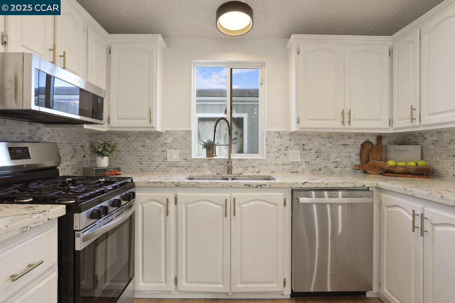 Detail Gallery Image 3 of 41 For 3015 E Bayshore Road #353,  Redwood City,  CA 94063-4147 - 2 Beds | 2 Baths