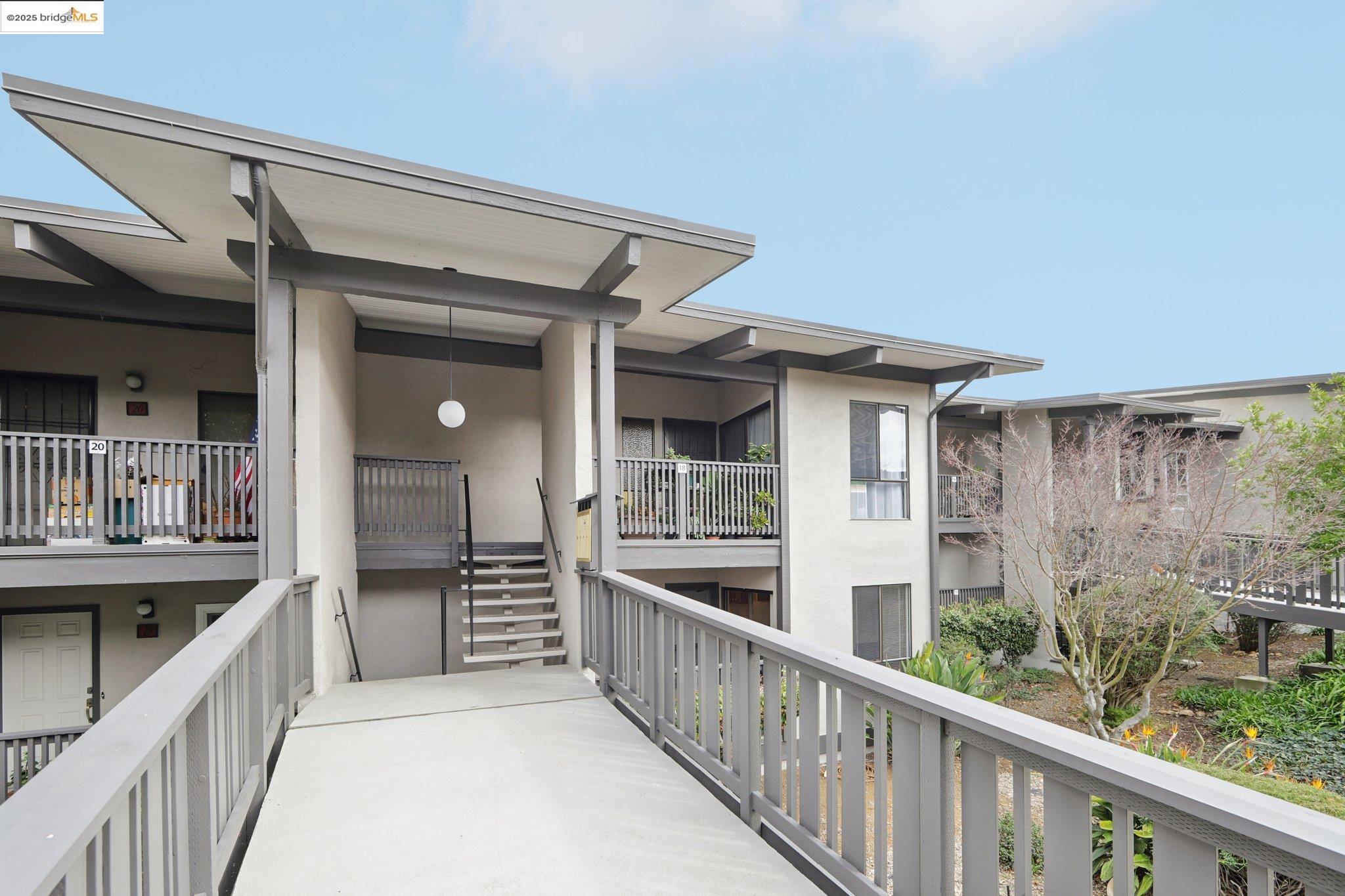 Browse active condo listings in HIGHLAND PLACE