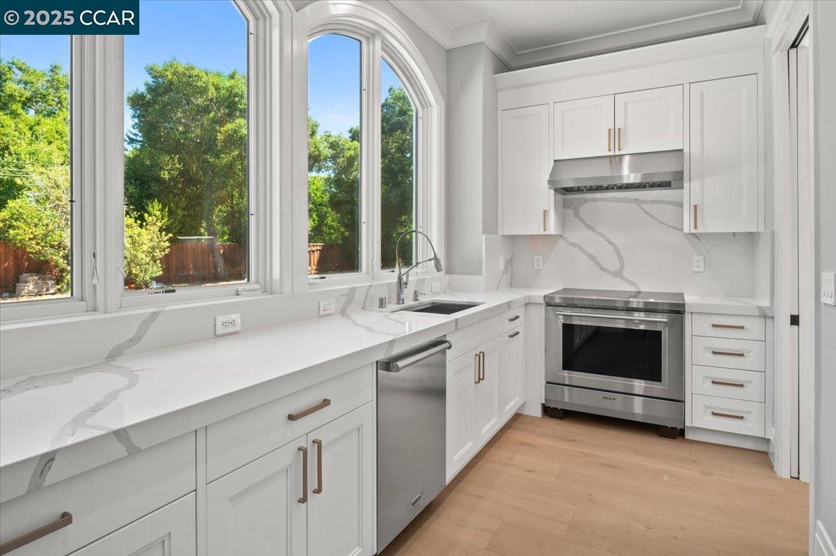Detail Gallery Image 18 of 60 For 74 Middlefield Rd, Atherton,  CA 94027 - 9 Beds | 9/1 Baths