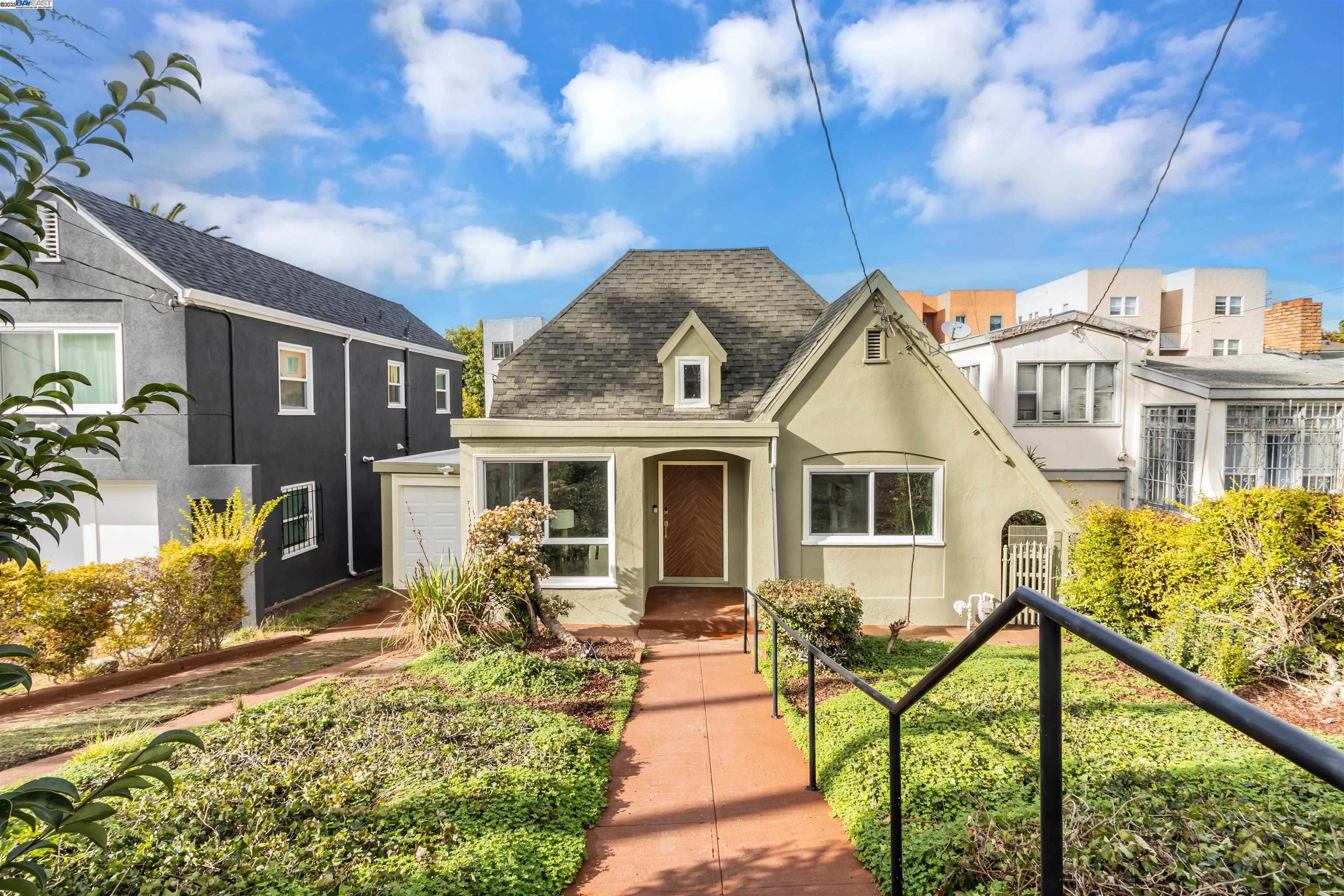 Detail Gallery Image 1 of 1 For 2429 9th Ave, Oakland,  CA 94606 - 3 Beds | 2 Baths
