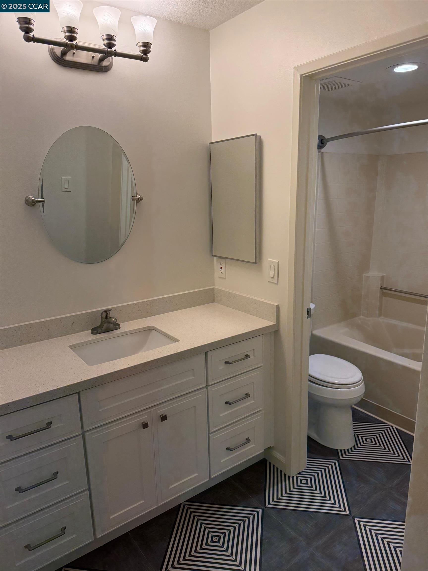 760 Canyon Oaks Dr # D, Oakland, California 94605, 2 Bedrooms Bedrooms, 4 Rooms Rooms,2 BathroomsBathrooms,Residential,For Sale,760 Canyon Oaks Dr # D,41085185
