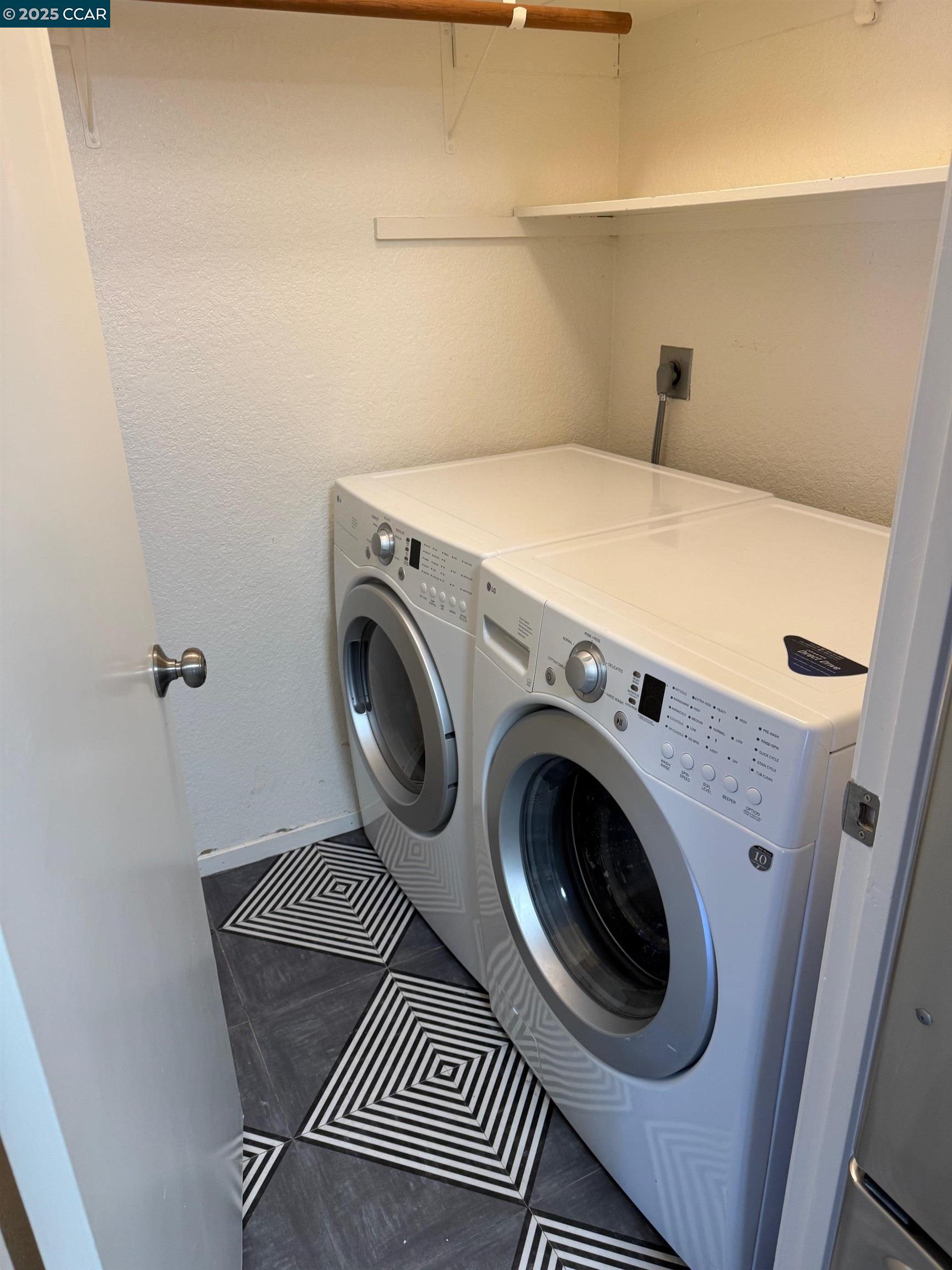 760 Canyon Oaks Dr # D, Oakland, California 94605, 2 Bedrooms Bedrooms, 4 Rooms Rooms,2 BathroomsBathrooms,Residential,For Sale,760 Canyon Oaks Dr # D,41085185