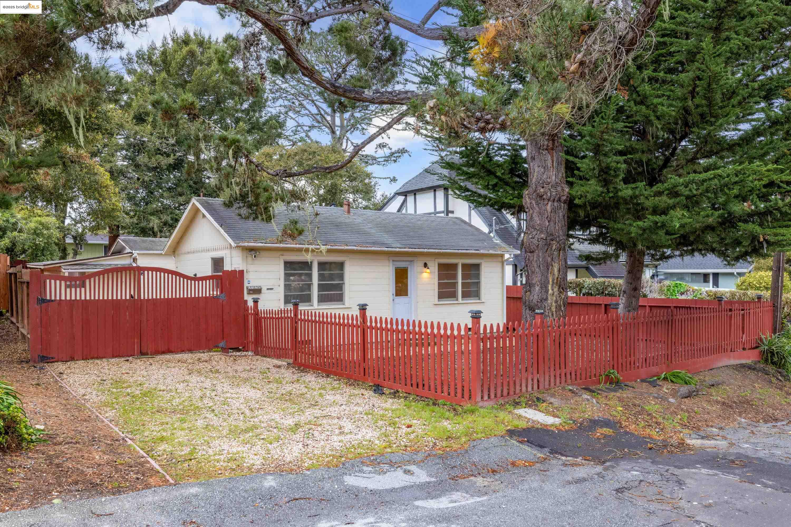 Detail Gallery Image 1 of 27 For 725 Lyndon St, Monterey,  CA 93940 - 2 Beds | 1 Baths