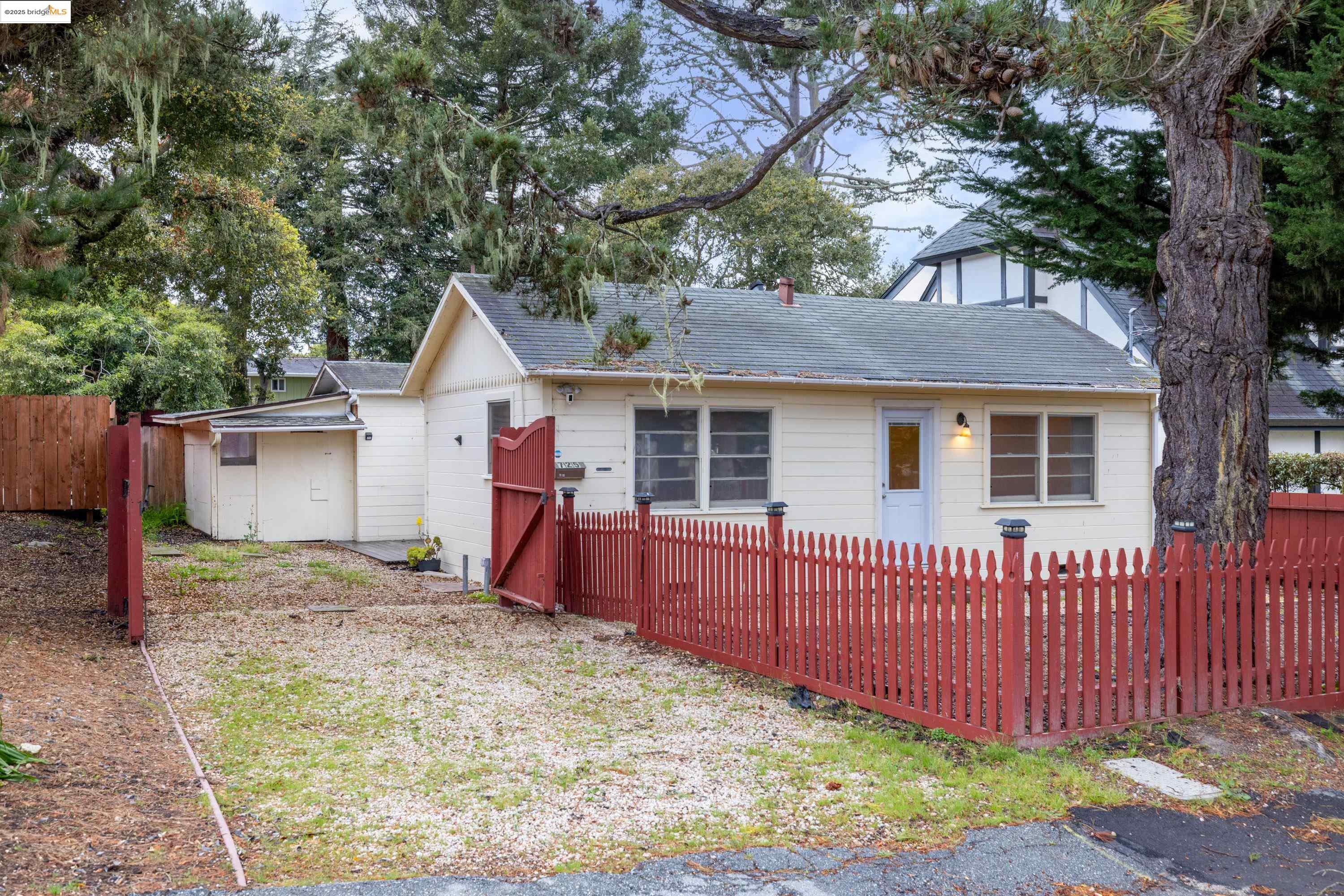 Detail Gallery Image 2 of 27 For 725 Lyndon St, Monterey,  CA 93940 - 2 Beds | 1 Baths
