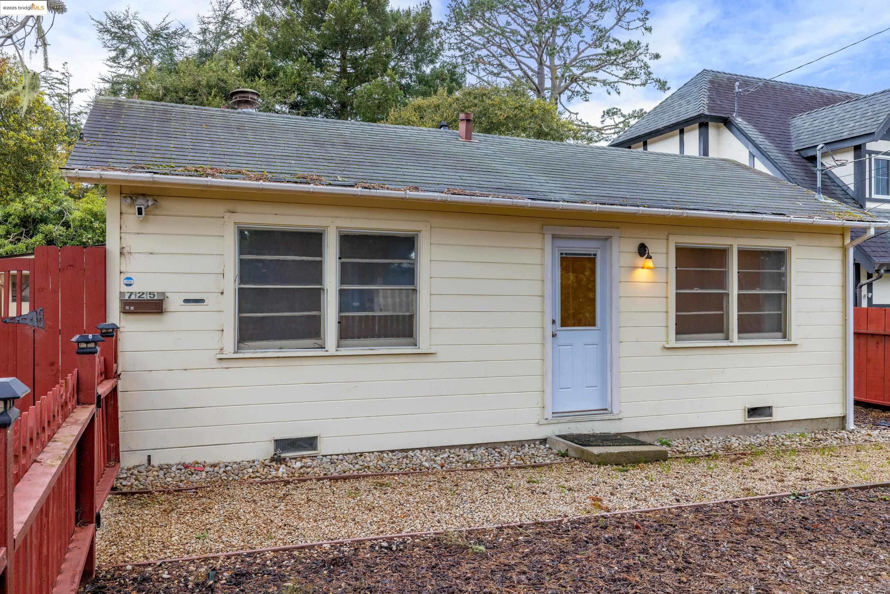 Detail Gallery Image 18 of 27 For 725 Lyndon St, Monterey,  CA 93940 - 2 Beds | 1 Baths