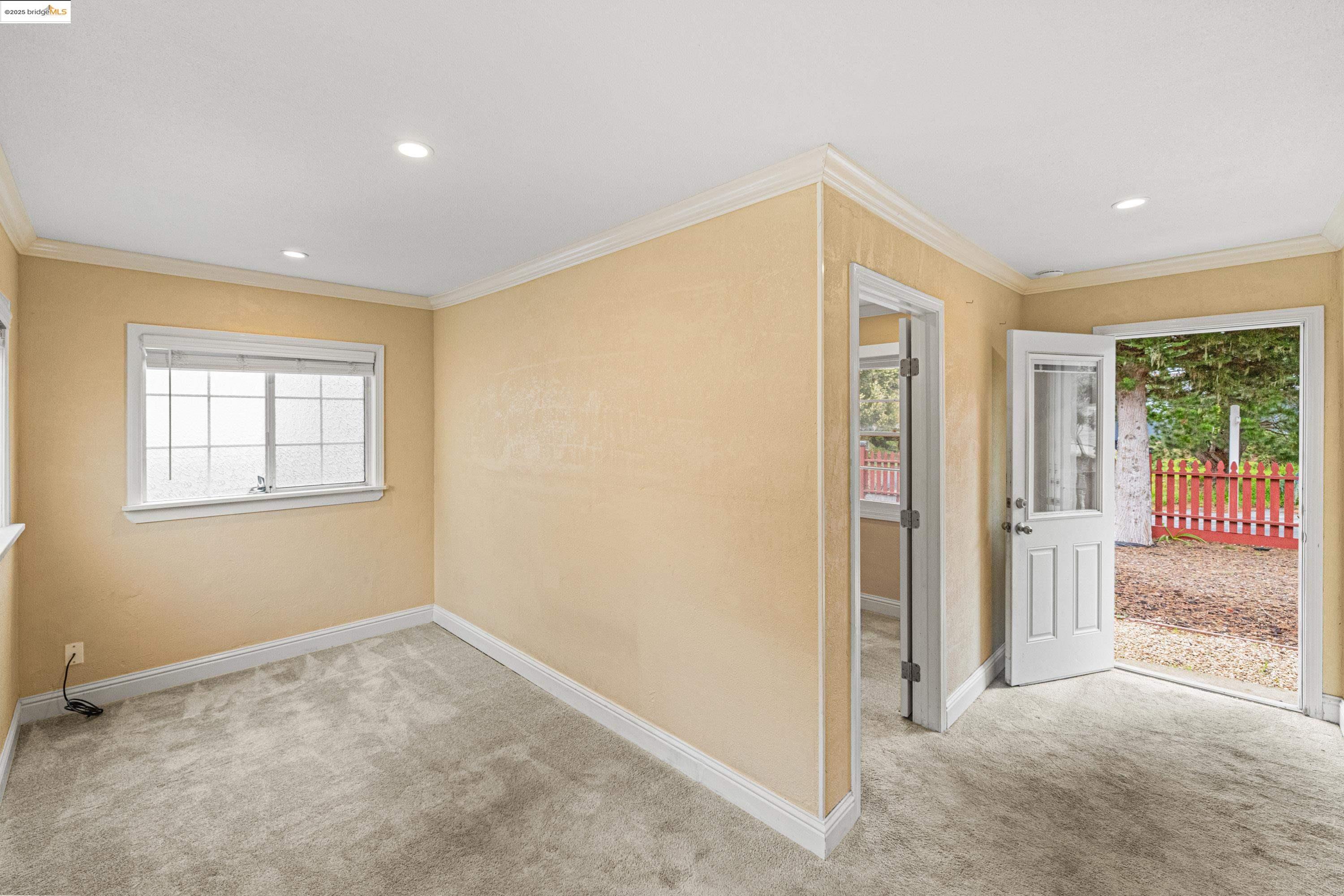 Detail Gallery Image 3 of 27 For 725 Lyndon St, Monterey,  CA 93940 - 2 Beds | 1 Baths