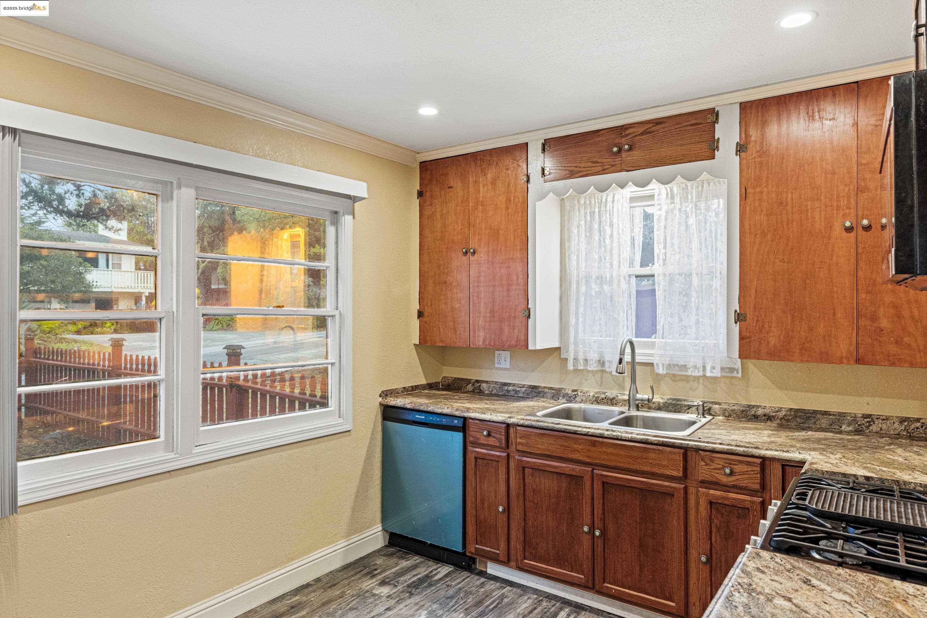 Detail Gallery Image 7 of 27 For 725 Lyndon St, Monterey,  CA 93940 - 2 Beds | 1 Baths