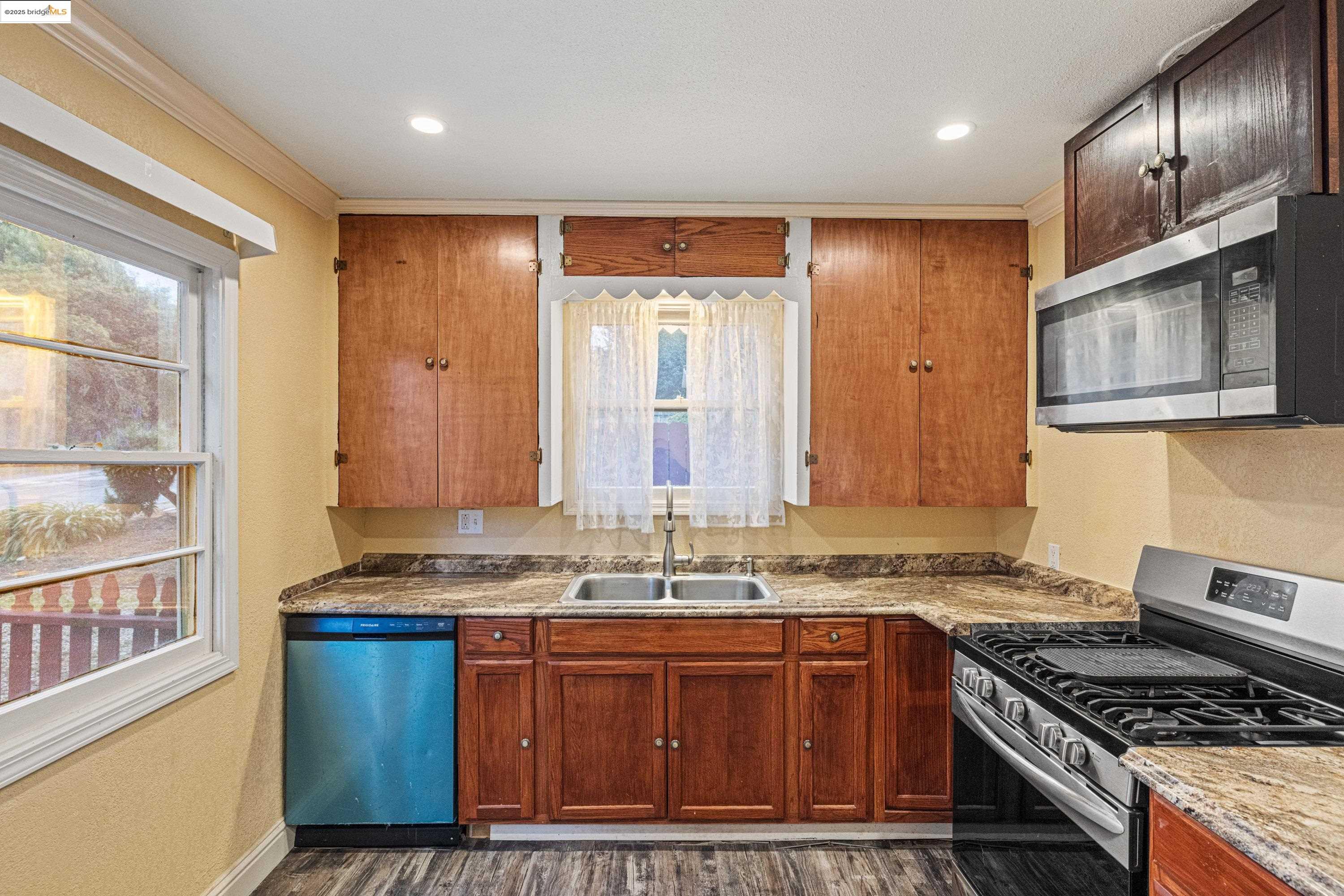Detail Gallery Image 8 of 27 For 725 Lyndon St, Monterey,  CA 93940 - 2 Beds | 1 Baths