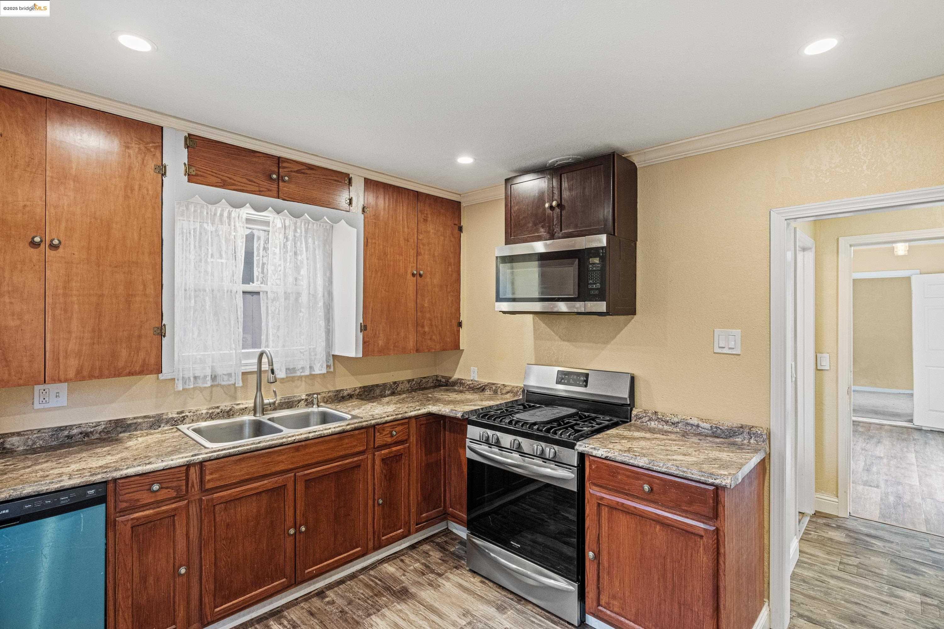 Detail Gallery Image 9 of 27 For 725 Lyndon St, Monterey,  CA 93940 - 2 Beds | 1 Baths