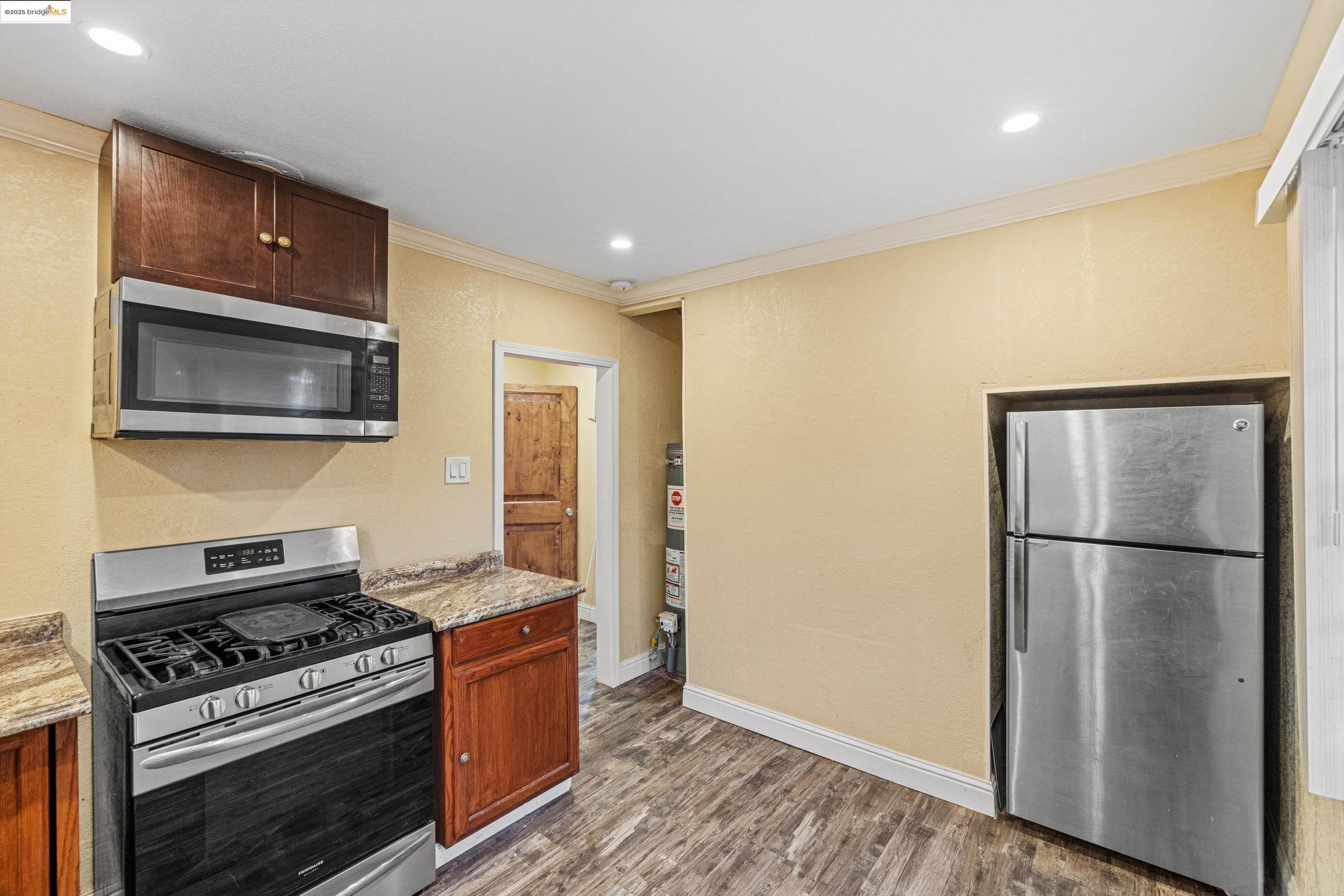 Detail Gallery Image 10 of 27 For 725 Lyndon St, Monterey,  CA 93940 - 2 Beds | 1 Baths