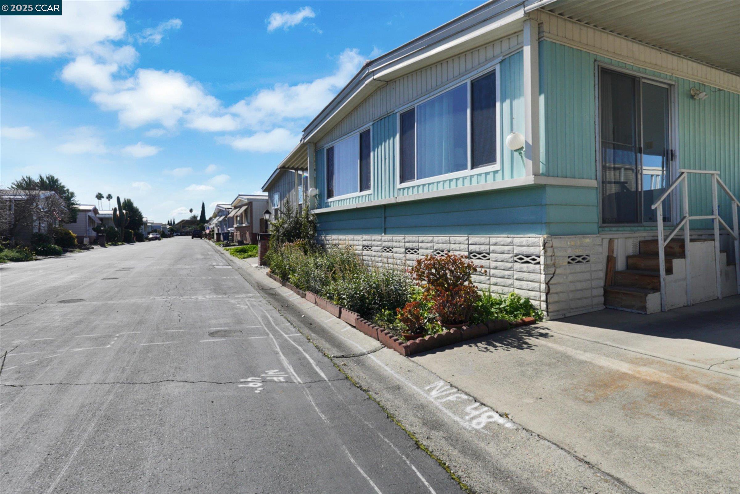 Detail Gallery Image 3 of 15 For 340 Avenida Flores, Pacheco,  CA 94553 - 2 Beds | 2 Baths
