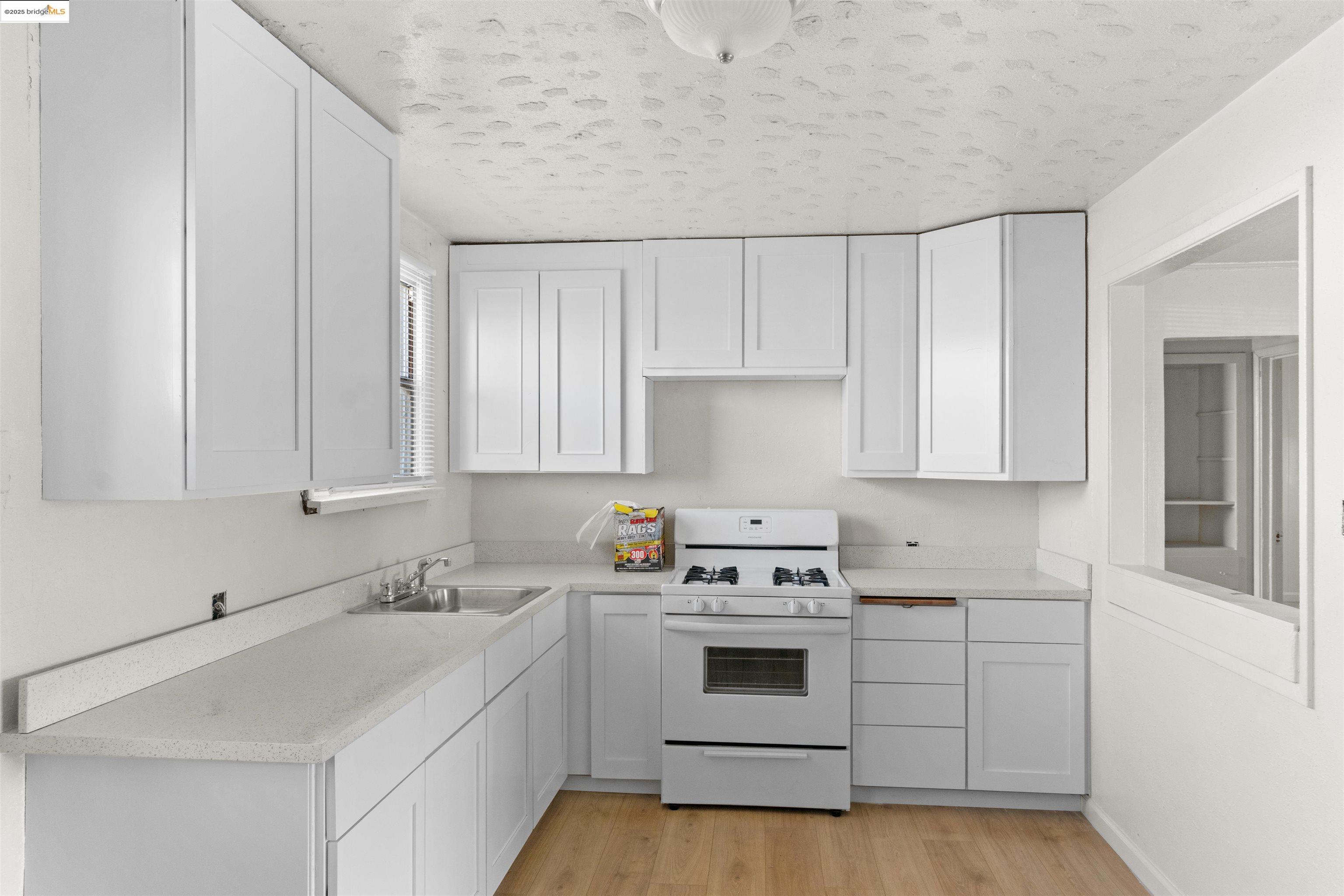 Detail Gallery Image 7 of 7 For 9920 Hesket Rd, Oakland,  CA 94603 - 3 Beds | 1 Baths